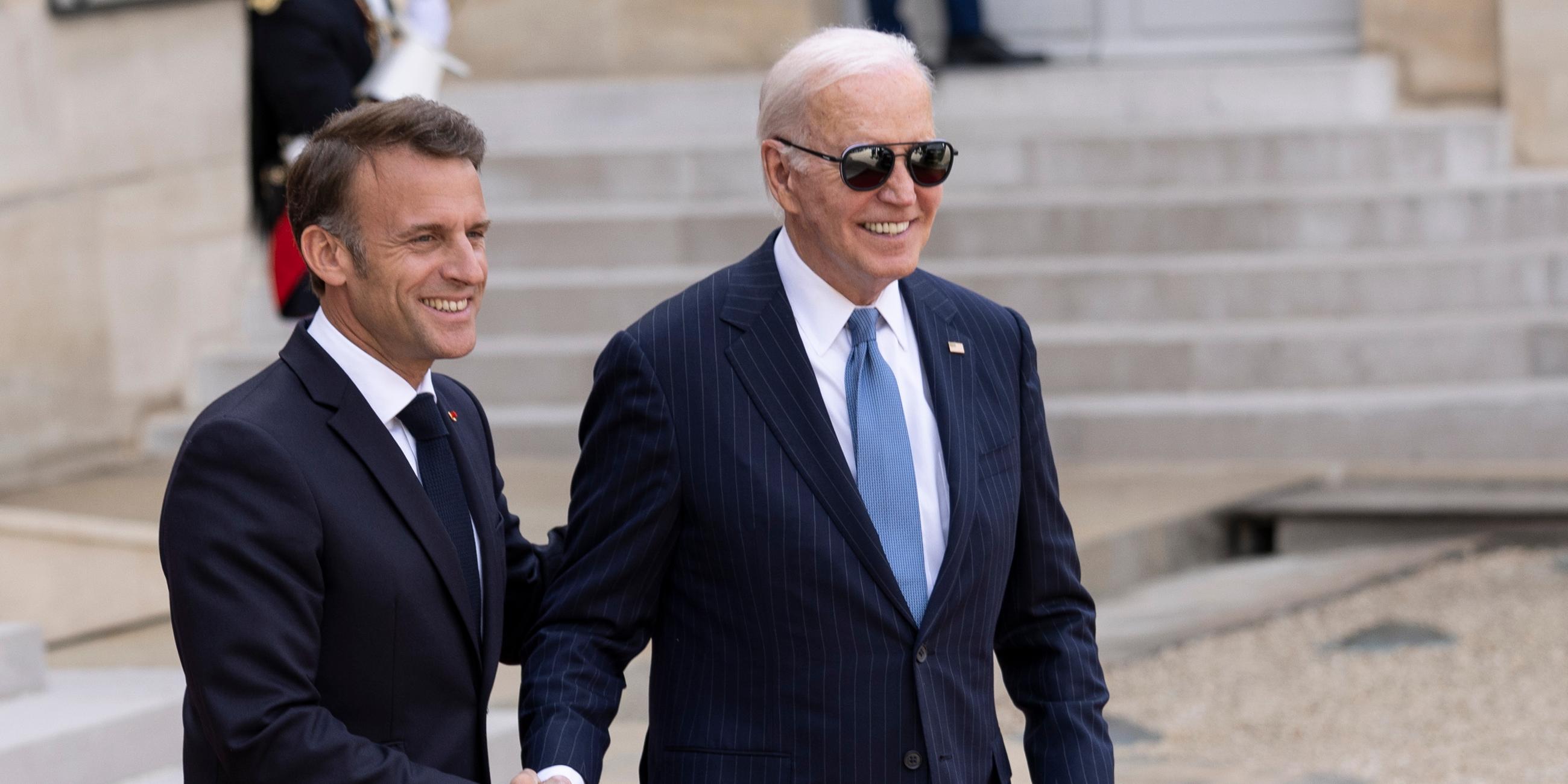 US-Präsident Joe Biden (rechts) schüttelt die Hand von Amtskollege Macron (links) beim Staatsbesuch in Paris.