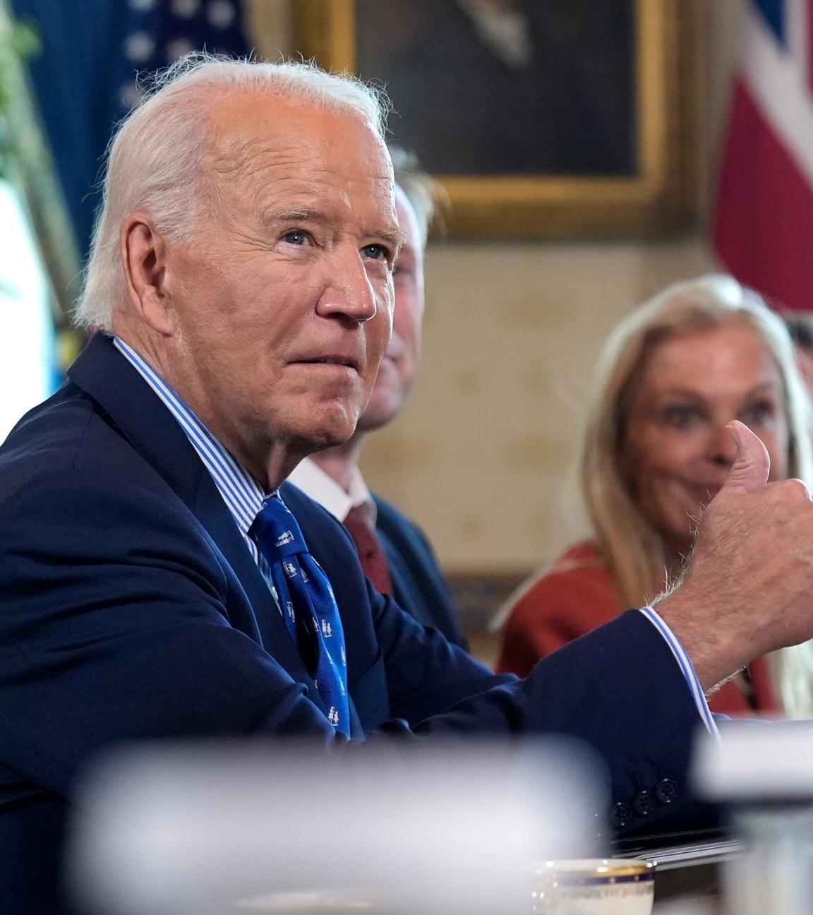 Präsident Joe Biden zeigt den Daumen nach oben, während er ein bilaterales Treffen mit dem britischen Premierminister Starmer (nicht im Bild) im Blue Room des Weißen Hauses abhält.