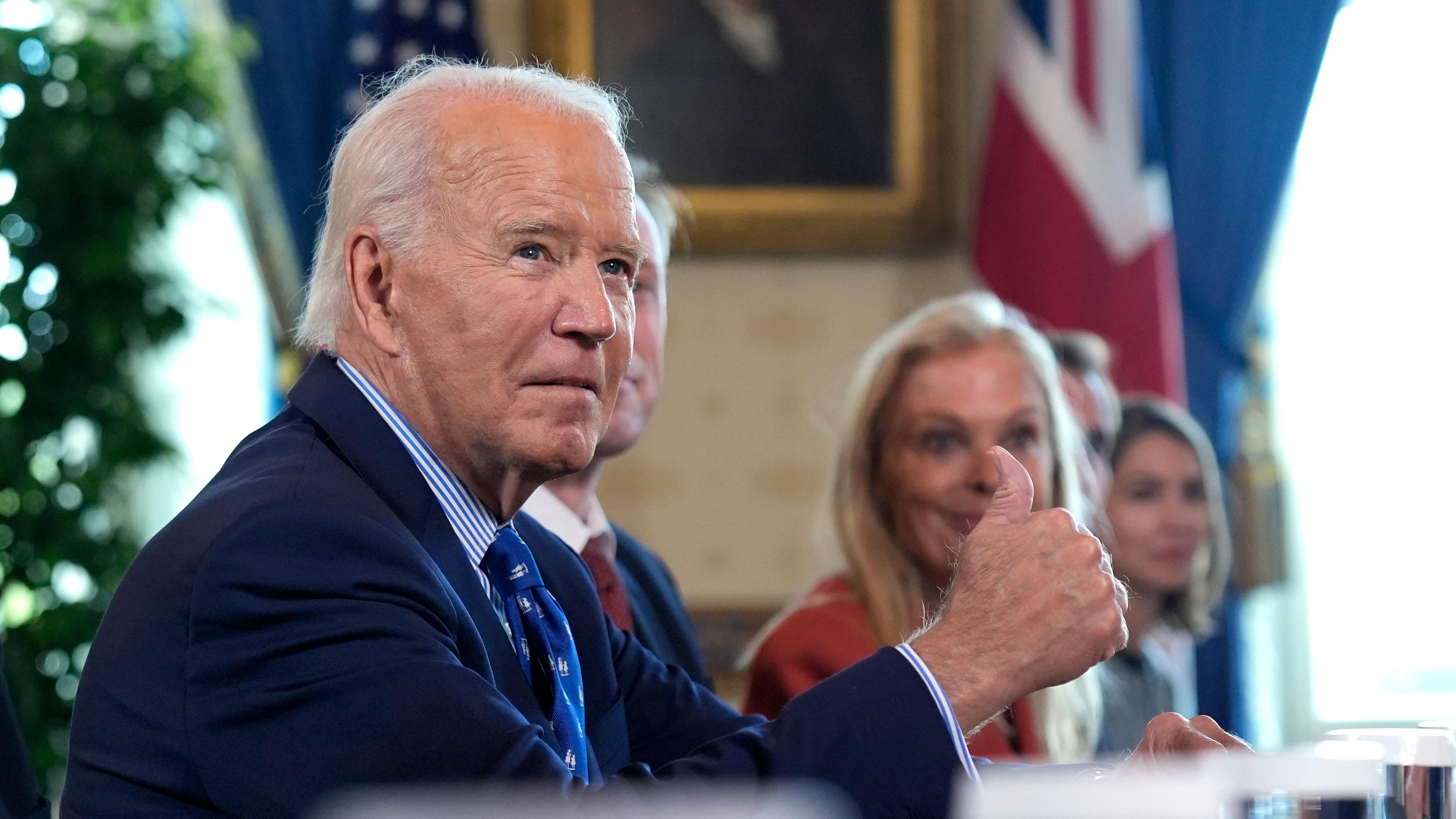 Präsident Joe Biden zeigt den Daumen nach oben, während er ein bilaterales Treffen mit dem britischen Premierminister Starmer (nicht im Bild) im Blue Room des Weißen Hauses abhält.