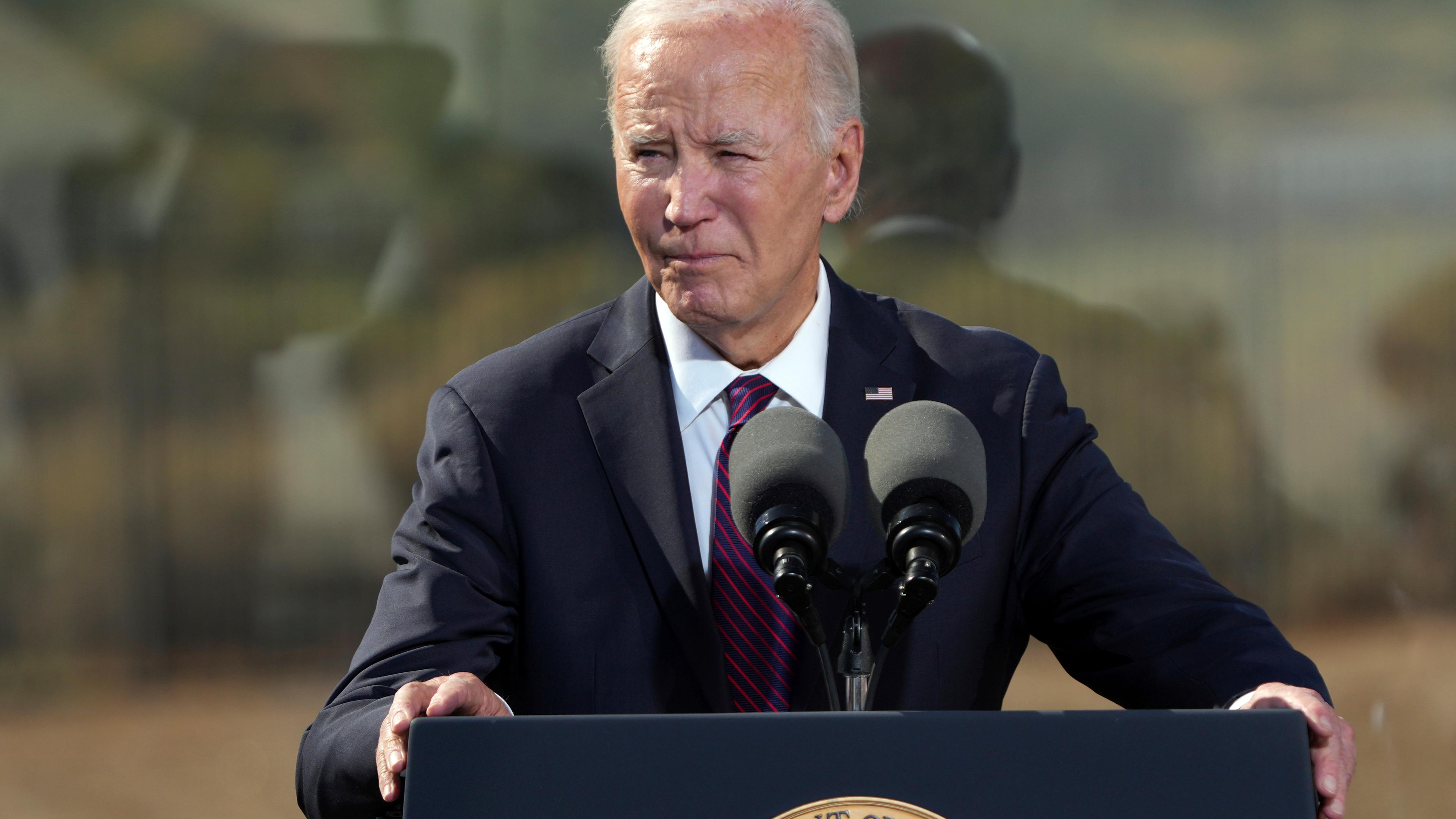 Biden spricht an der Gila Crossing Community School in Laveen, Arizona