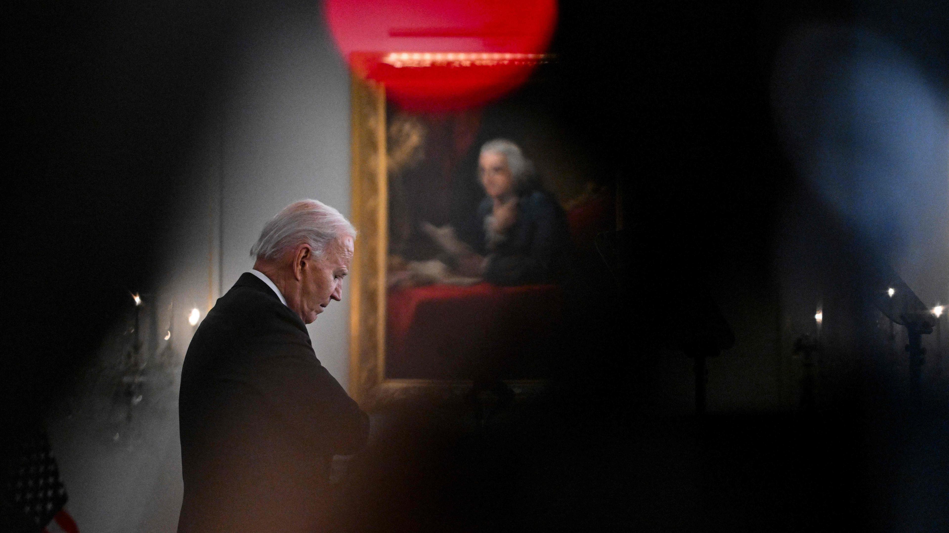 Joe Biden vor einem Bild von George Washington.