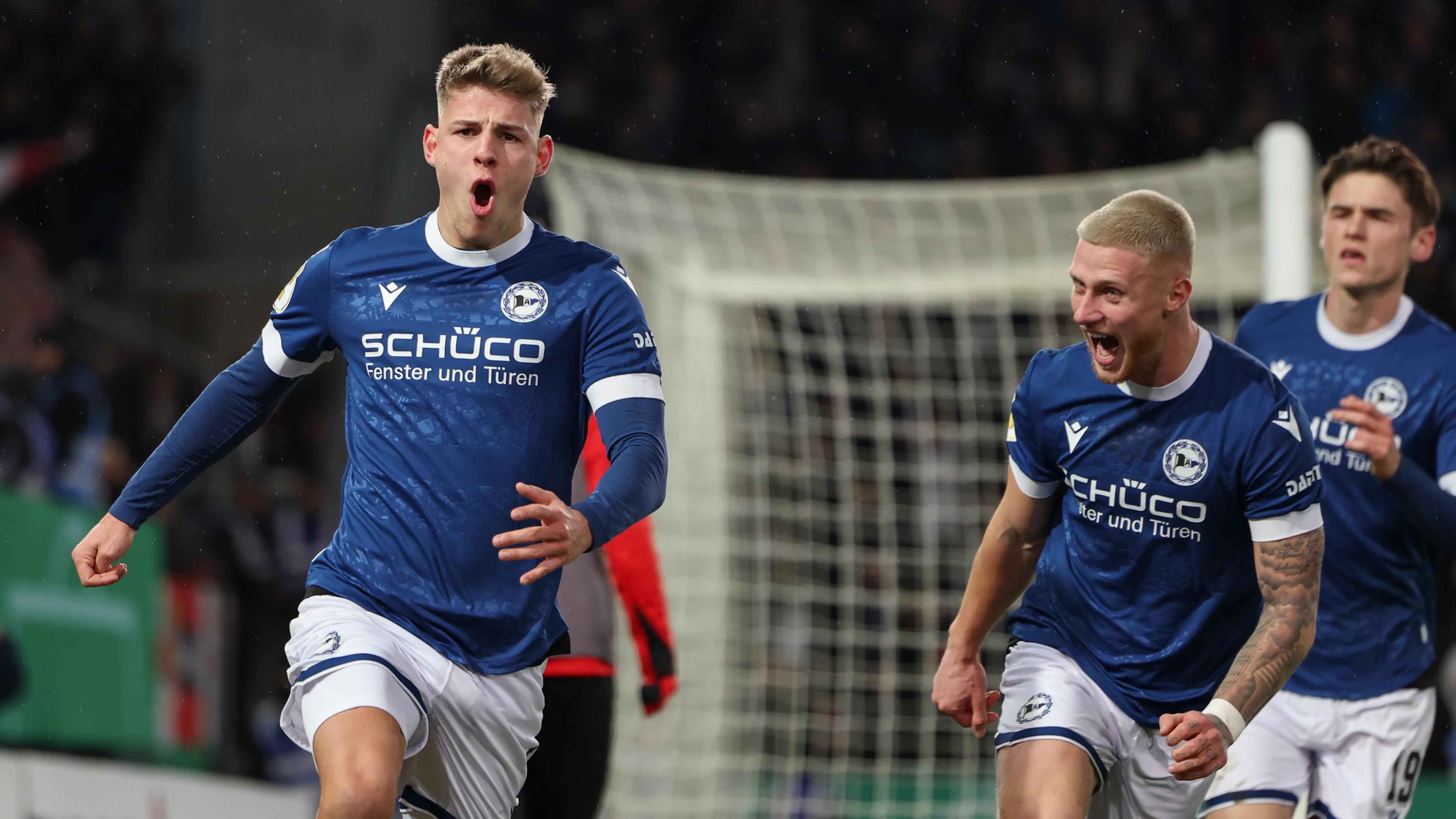 Bielefelds Torschütze Julian Kania (l) feiert seinen Treffer per Elfmeter zum 2:0 mit Louis Oppie (2.v.r) und Maximilian Grosser (r).