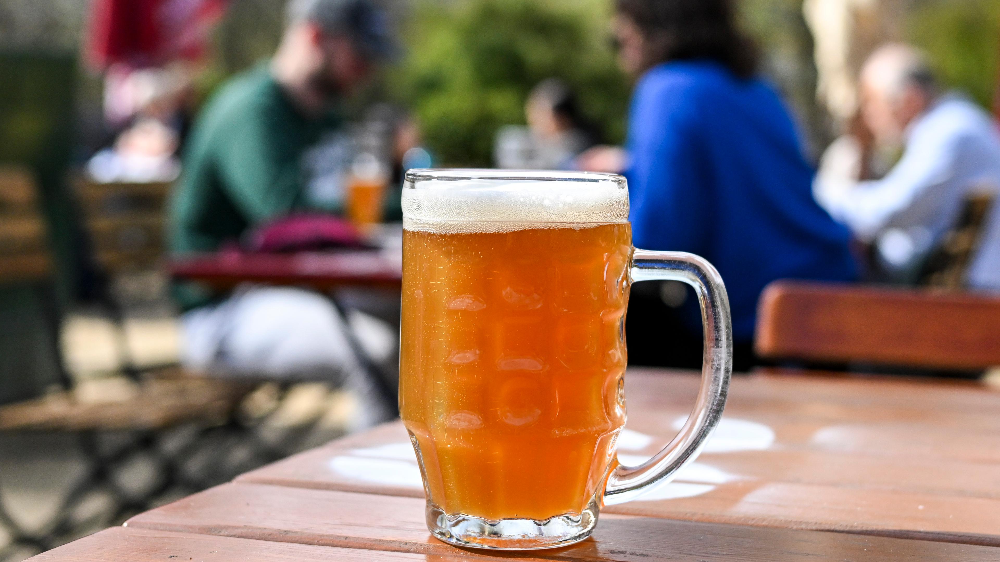 Bier steht im Biergarten Schleusenkrug auf einem Tisch im Außenbereich