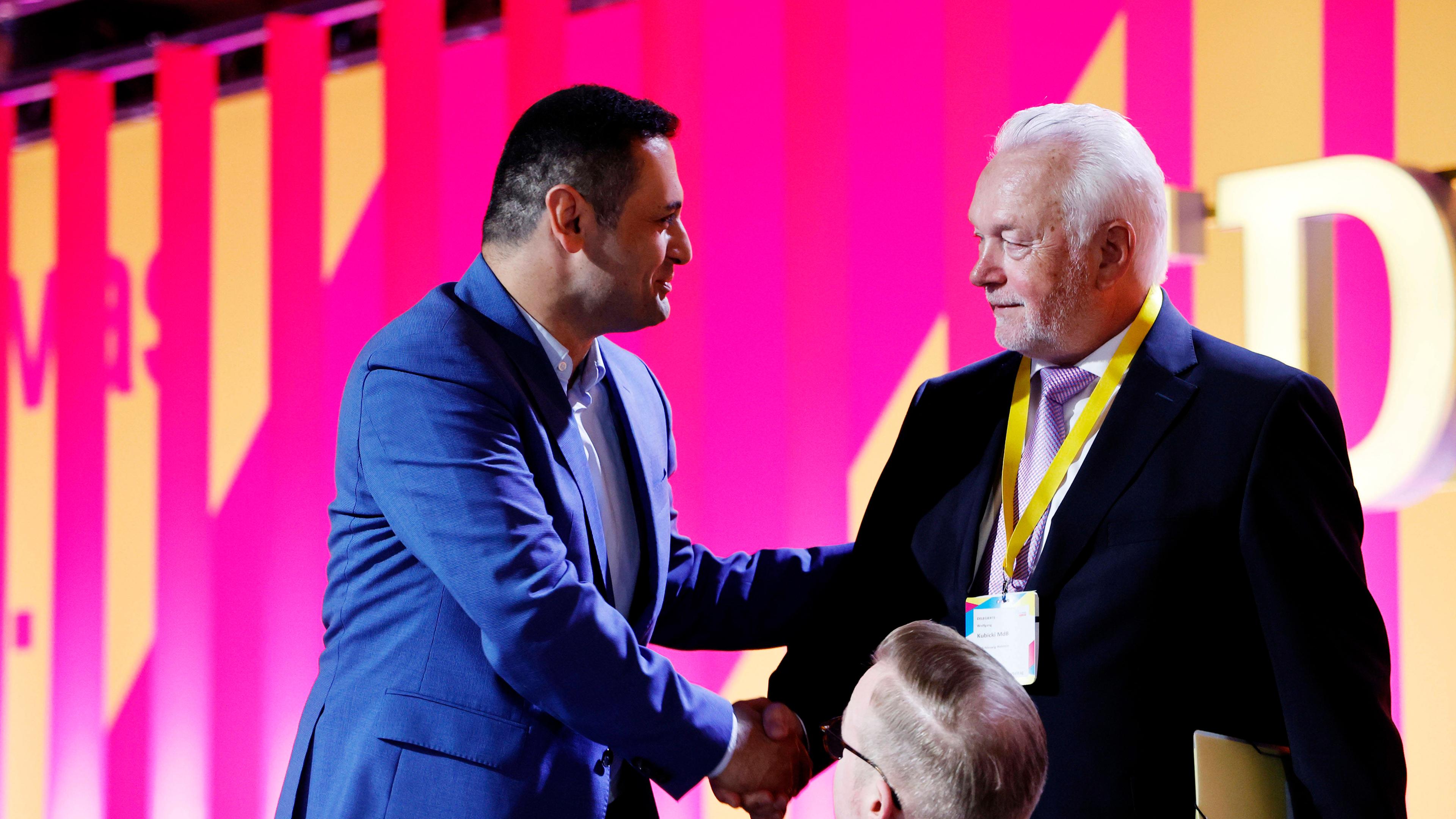 Archiv: Bijan Djir-Sarai (l) und Wolfgang Kubicki beim 74. Ord. Bundesparteitag der FDP in der Station Berlin am 21.04.2023