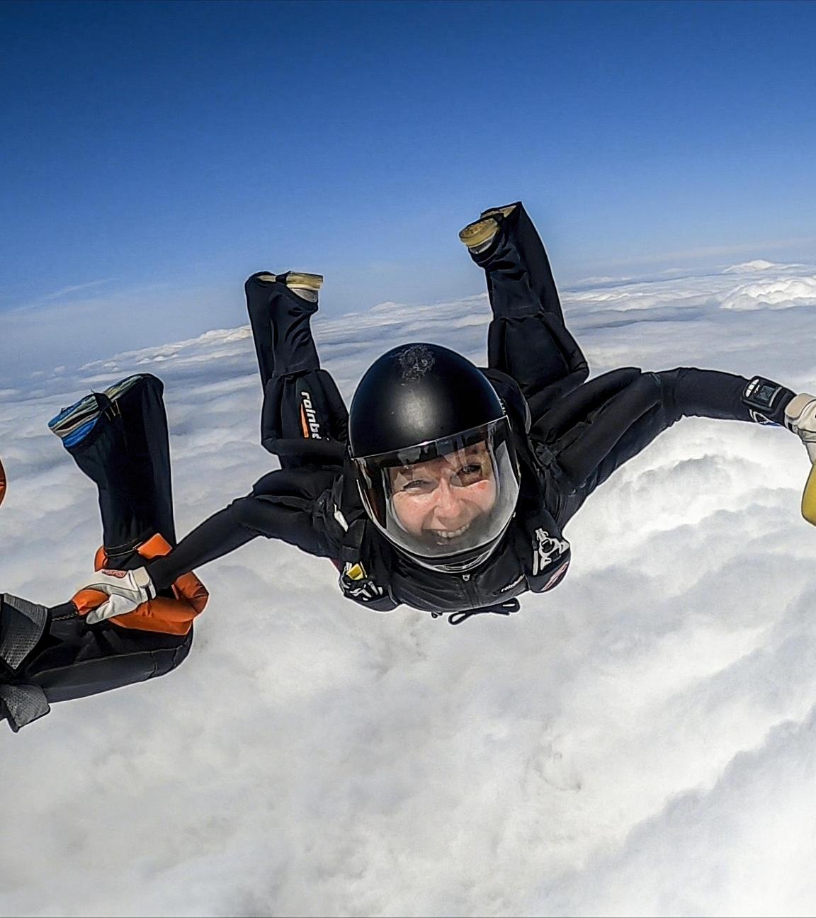 Junge Frau übt einen Stunt aus