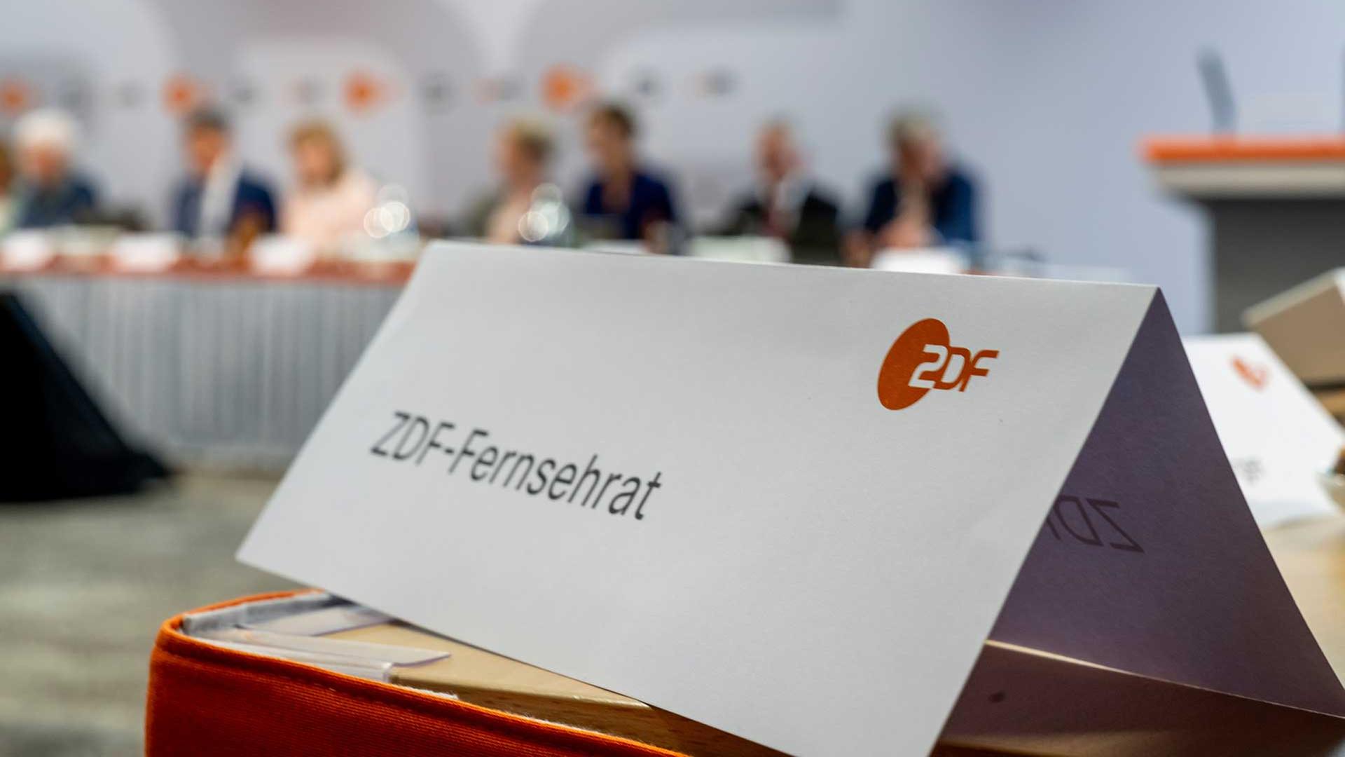 Tischschild mit Aufschrift ZDF-Fernsehrat, unscharfes Podium in Hintergrund