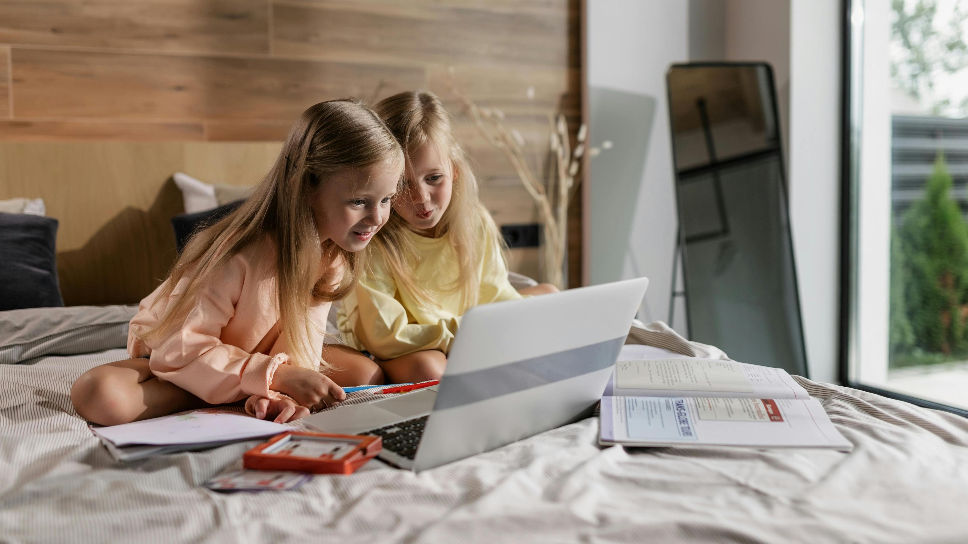 Typical für die ZDF-Bildungsstudie: zwei Junge Mädchen sitzen auf dem Bett vor einem Laptop