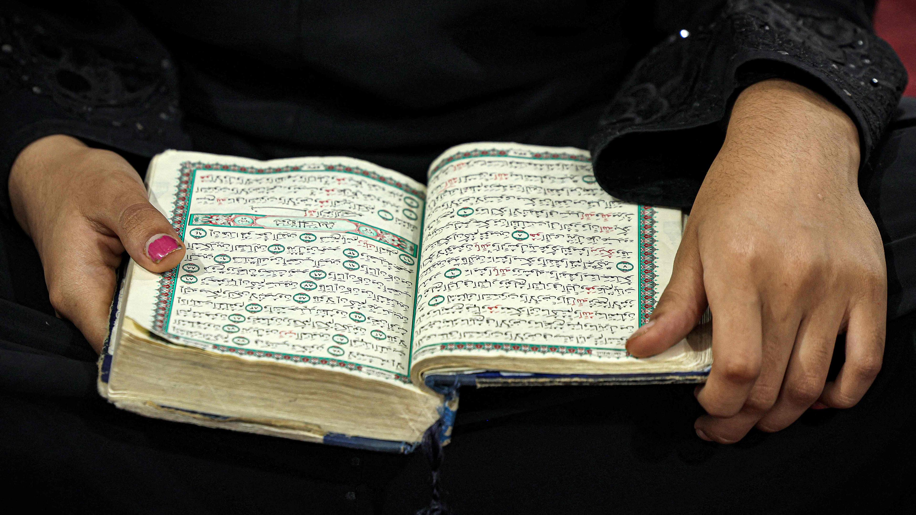 Mädchen liest Koran