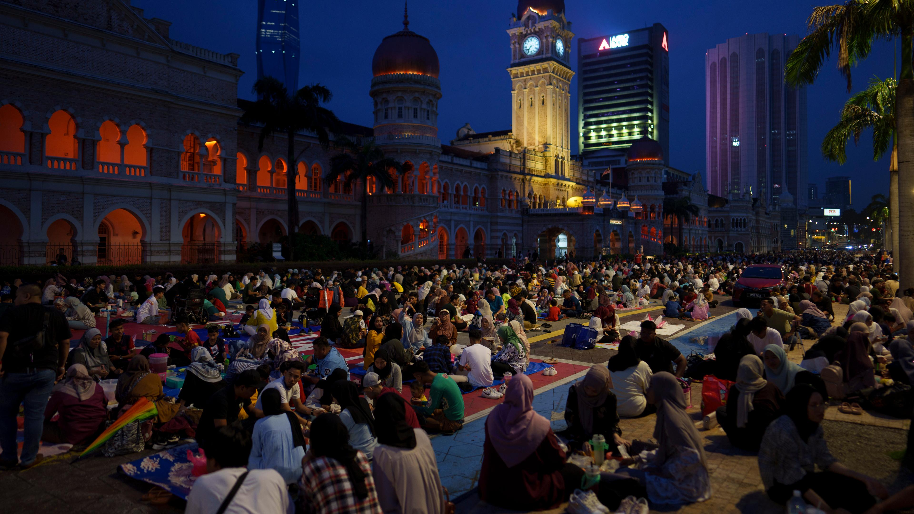 Muslime in Malaysia brechen ihr Fasten während Ramadan. 