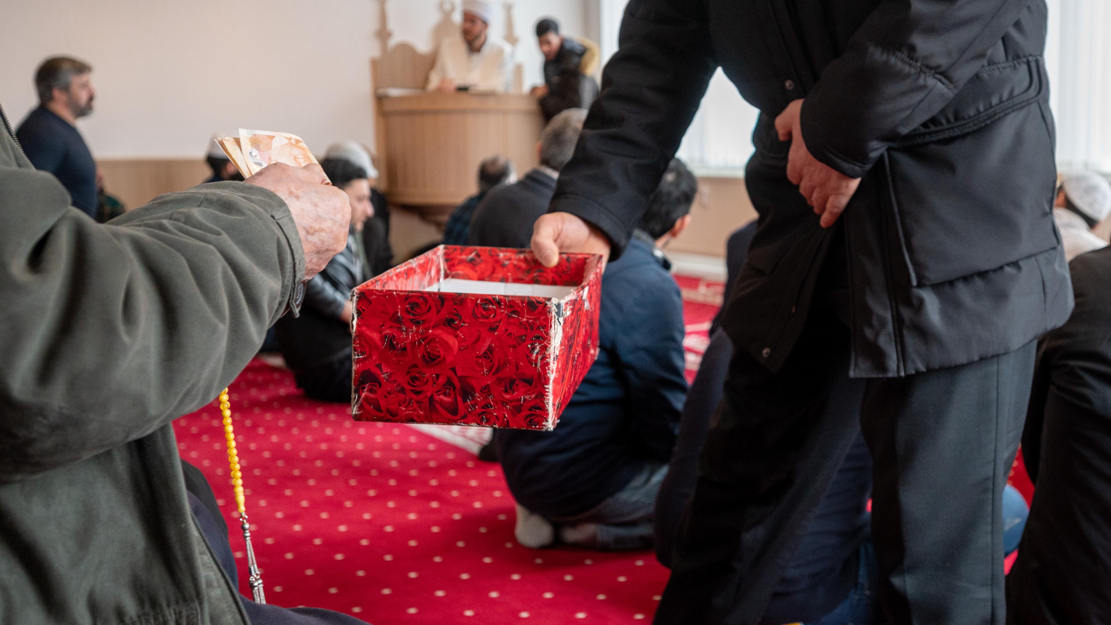 Muslime in Moschee in Deutschland sammeln Geld für Erdbebenopfer