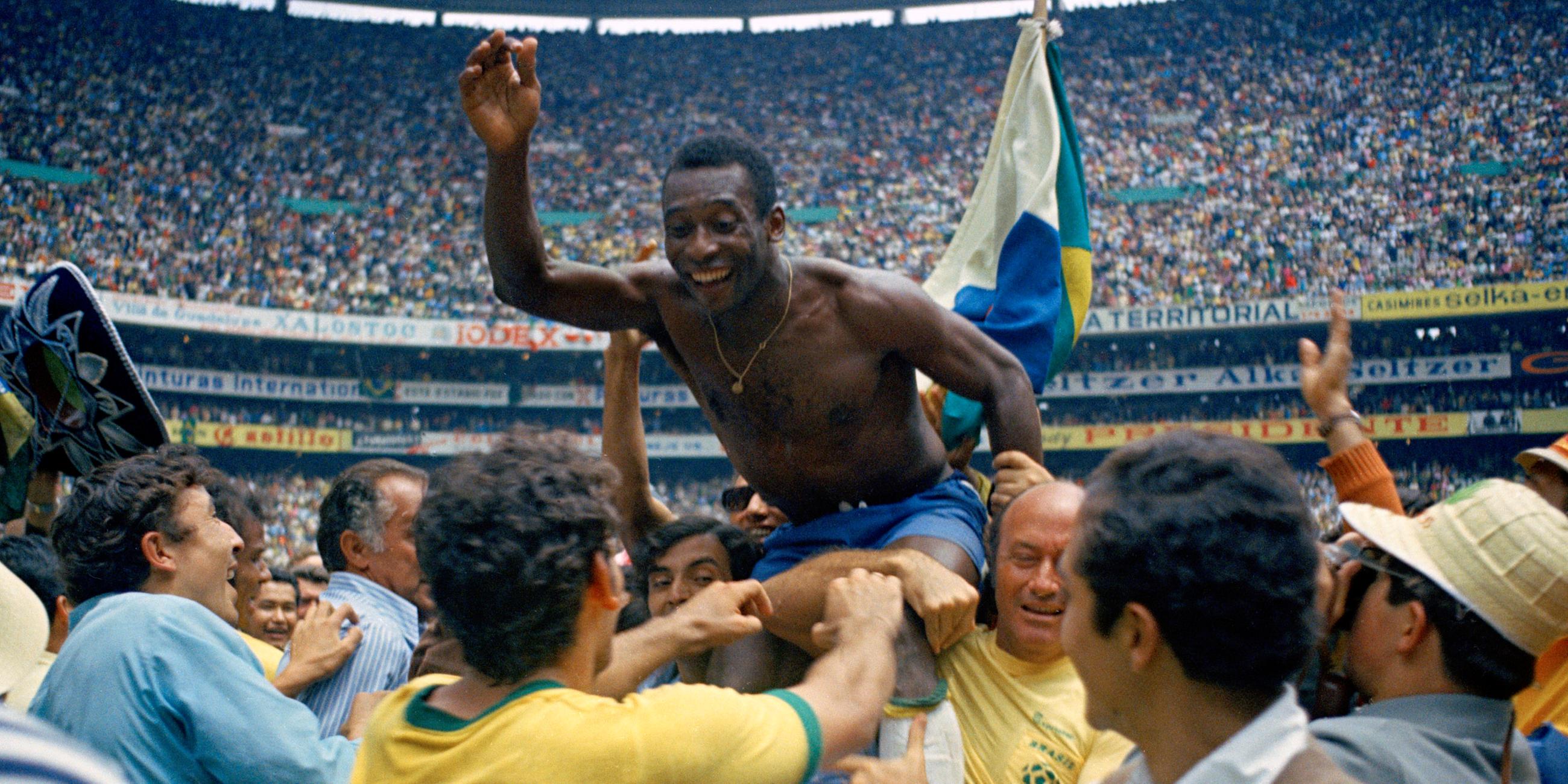 Pelé wird nach dem WM-Finale 1970 auf Händen getragen.