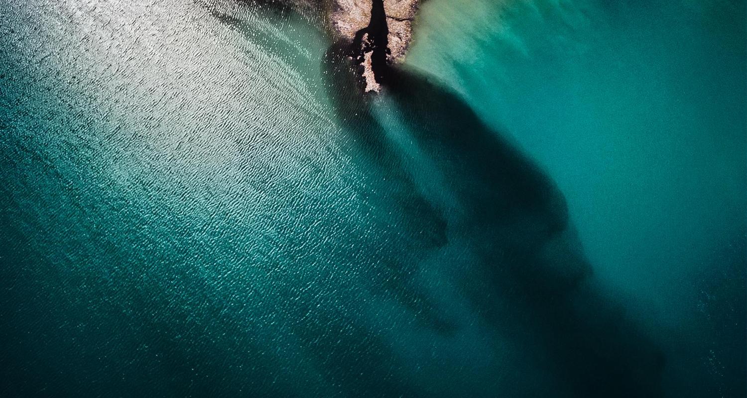 Ein schwarzer Strom aus Plastikabfällen und Fäkalien bahnt sich seinen Weg in das Meer der Karibik