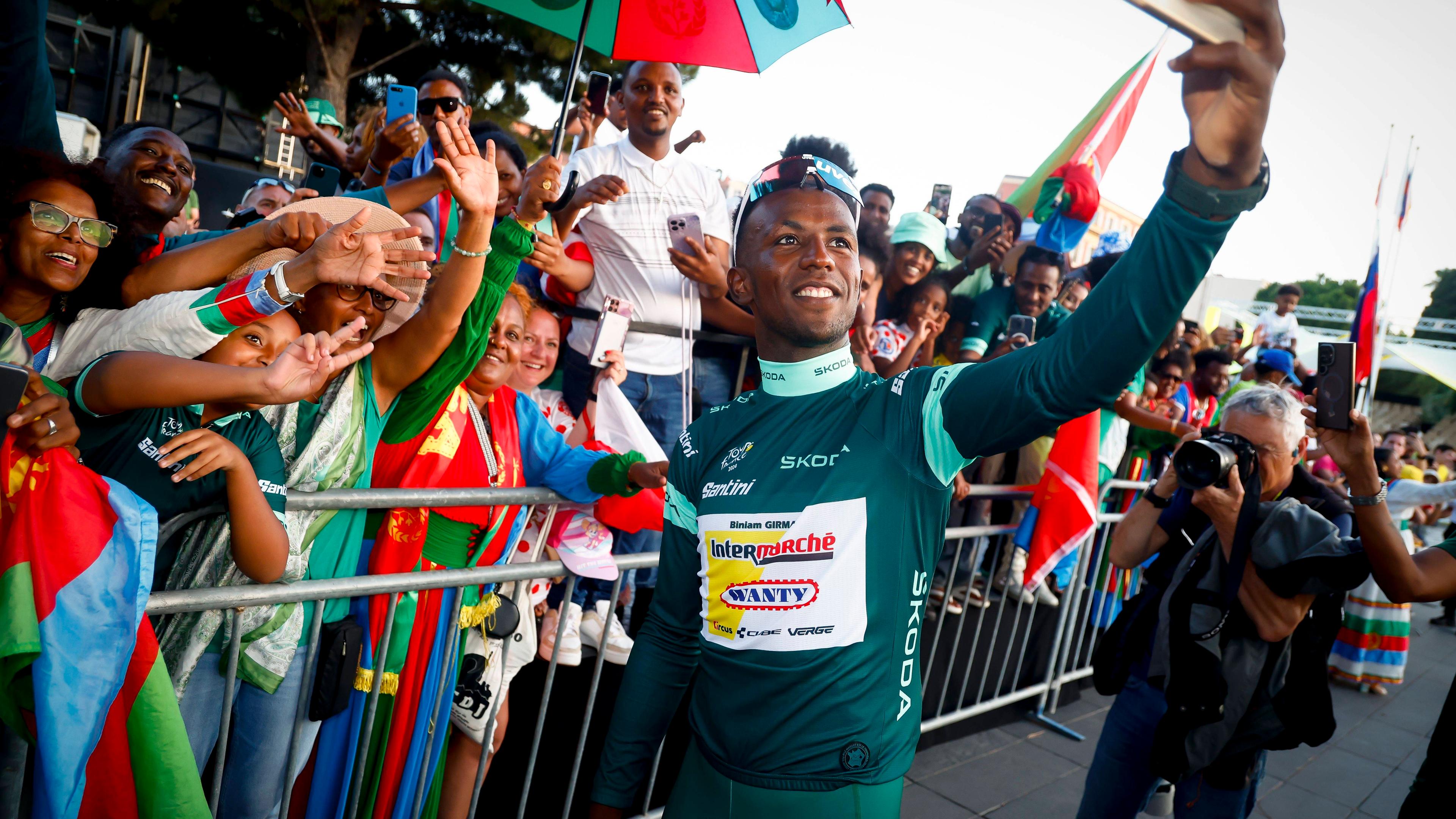 Für Eritrea trägt Radsportler Biniam Girmay die Fahne bei der Eröffnungsfeier. Der 24-Jährige sorgte bei der diesjährigen Tour de France mit drei Etappensiegen für Furore. Er gewann auch das Grüne Trikot des Punkte-Besten.