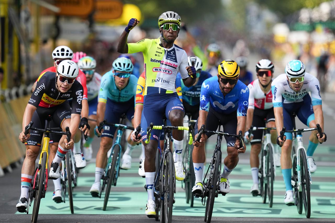 Der eritreische Radprofi Biniam Girmay gewinnt die dritte Etappe der Tour de France am 01.07.2024.