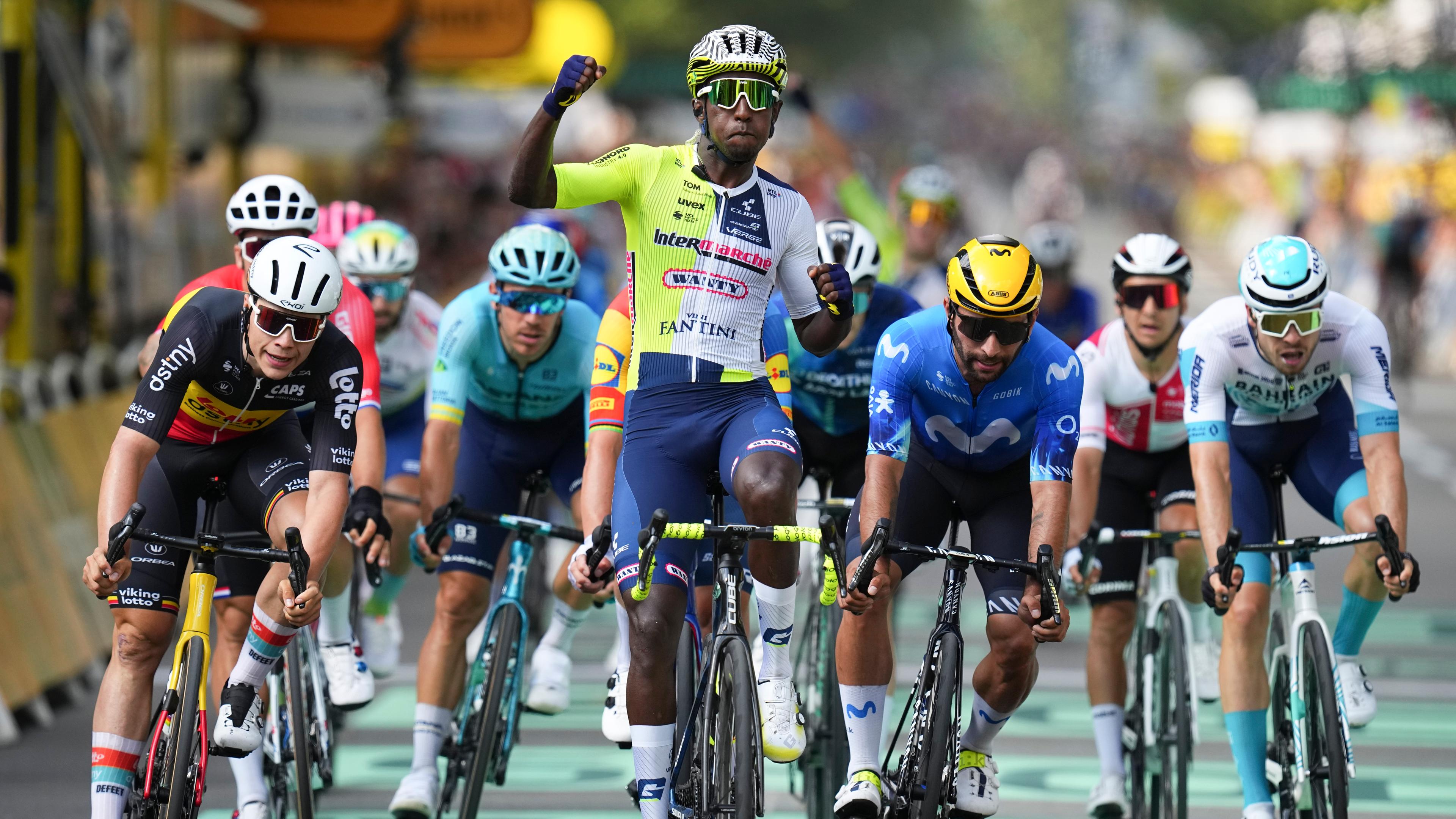 Der eritreische Radprofi Biniam Girmay gewinnt die dritte Etappe der Tour de France am 01.07.2024.