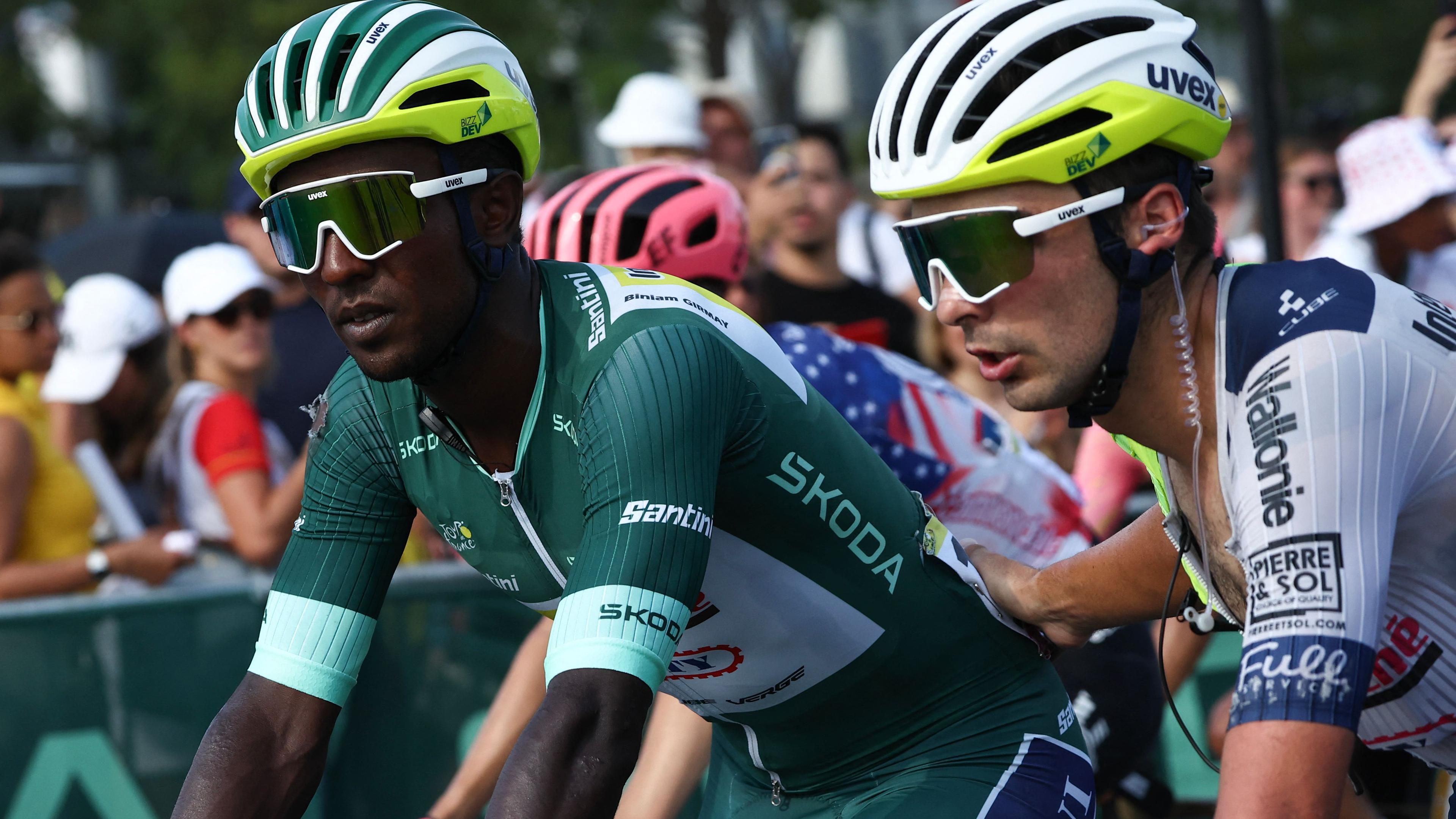 Ein Teamkollege begleitet Biniam Girmay ins Ziel bei der 16. Tour-de-France-Etappe