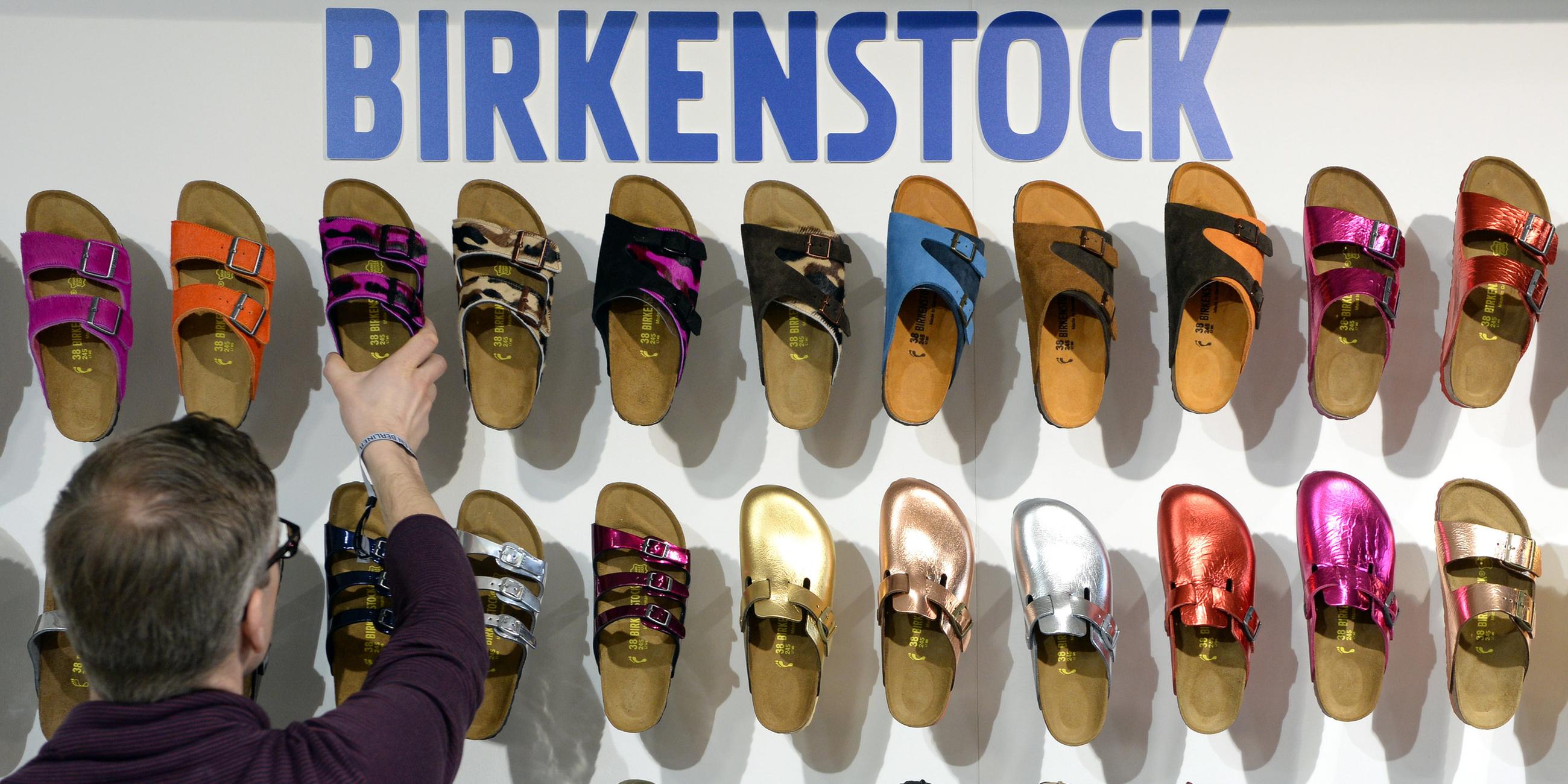 Der Messestand der Firm Birkenstock mit vielen verschiedenen Varationen von Gesundheits-Sandalen.