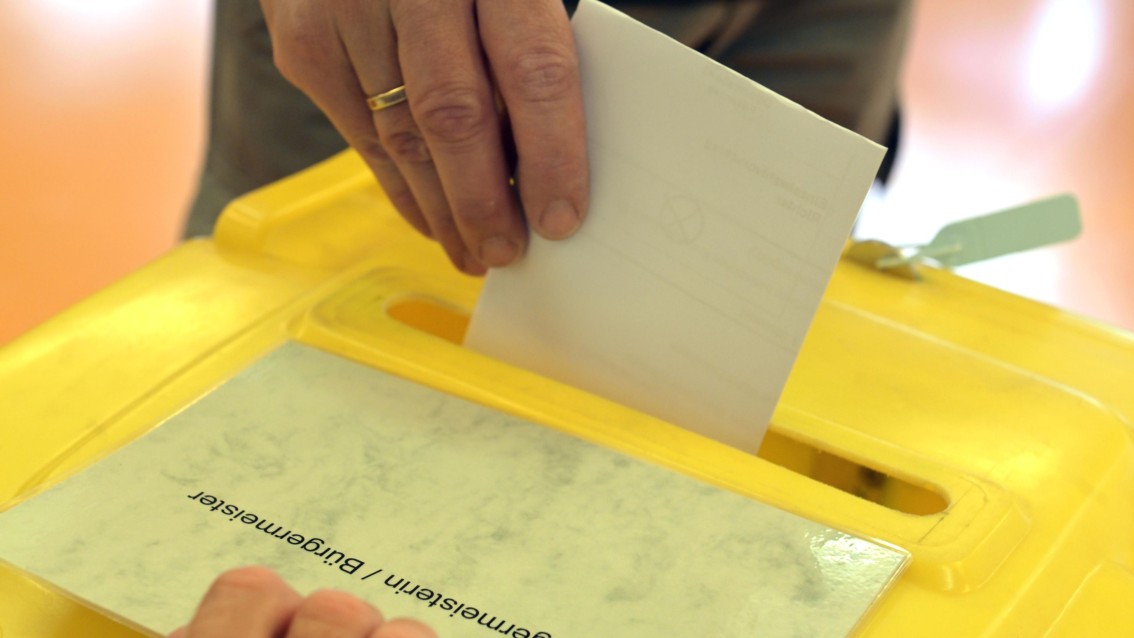 Wahlzettel wird in Wahlurne eingeworfen