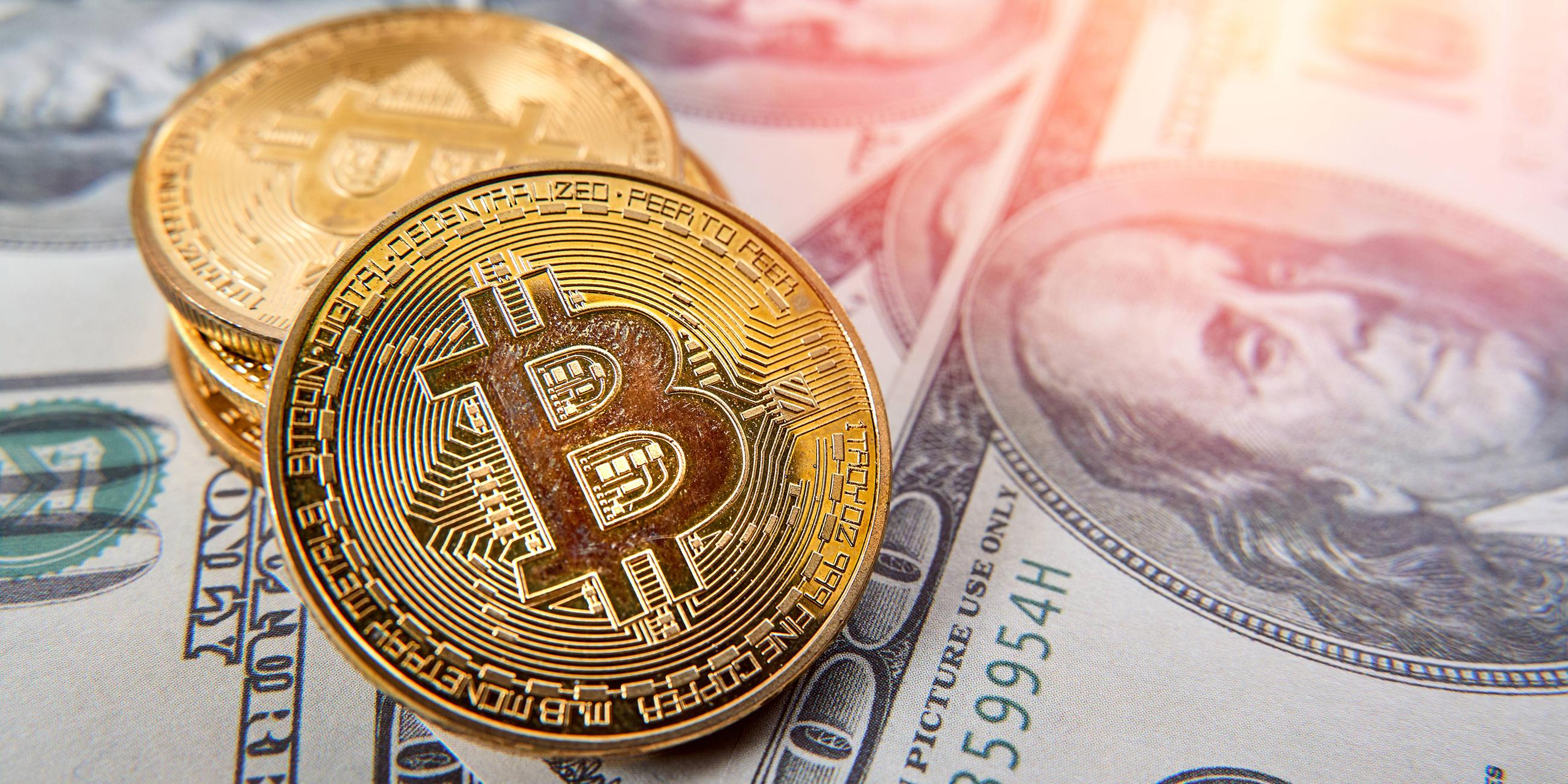 Bitcoin auf US-Dollar-Geldscheinen