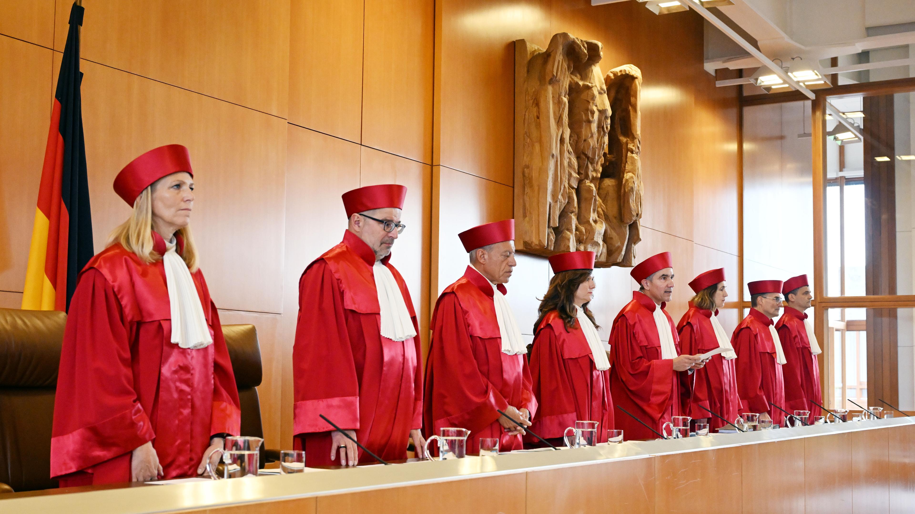 01.10.2024, Baden-Württemberg, Karlsruhe: Der Erste Senat des Bundesverfassungsgerichts, (l-r) Miriam Meßling, Heinrich Amadeus Wolff, Josef Christ, Ines Härtel, Stephan Harbarth (Vorsitzender des Senats und Präsident des Gerichts, Yvonne Ott, Henning Radtke und Martin Eifert, verkündet das Urteil zum «Bundeskriminalamtgesetz - Datenplattformen».