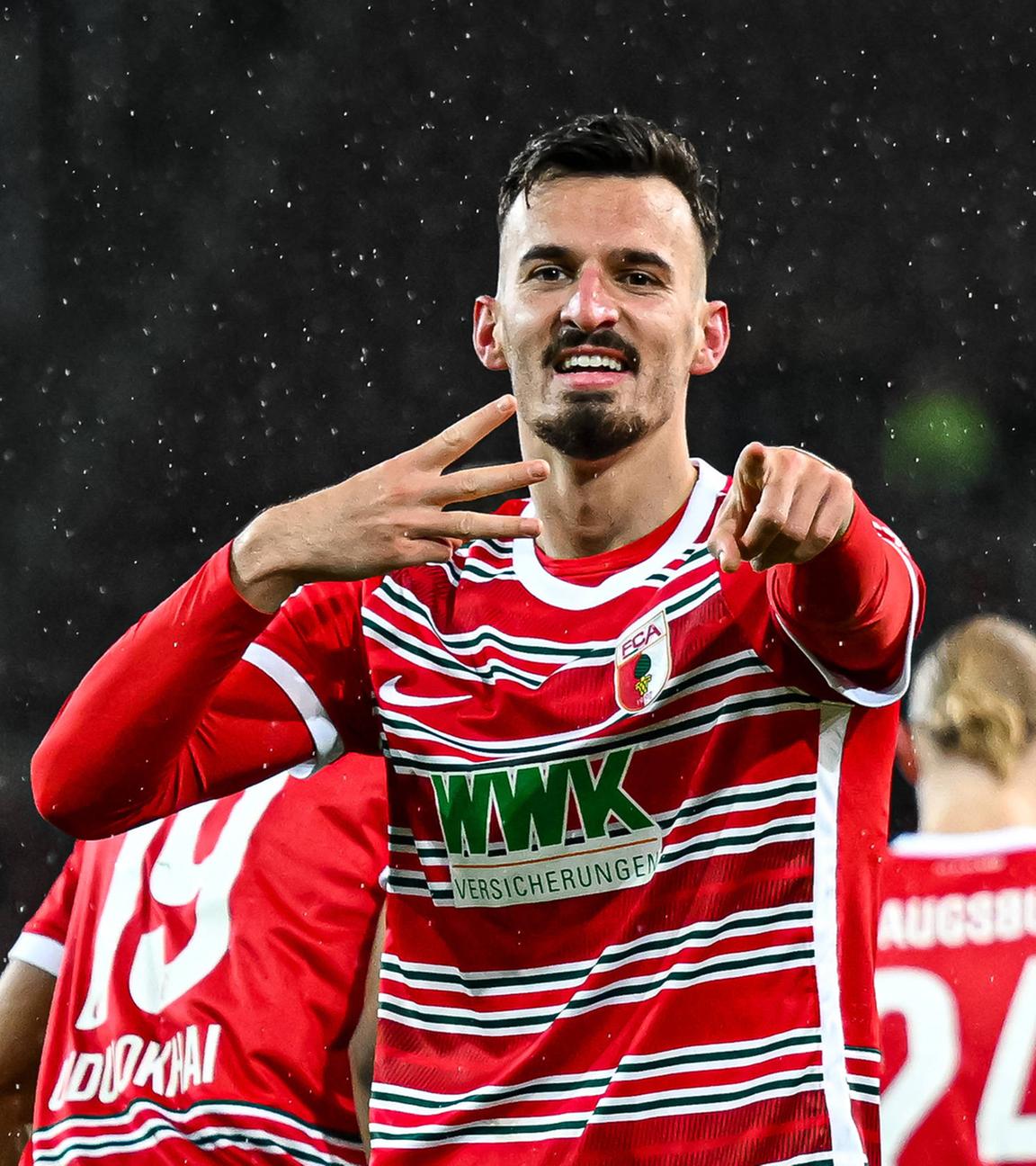 03.02.2023, Augsburg: Mergim Berisha (FC Augsburg) jubelt nach seinem Treffer zum 1:0 gegen Bayer Leverkusen