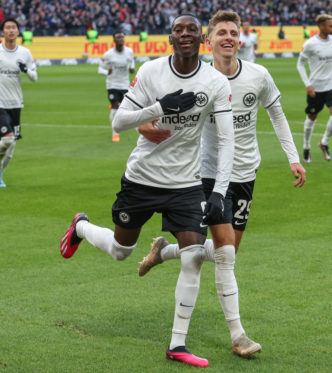 04.02.2023, Frankfurt: Torschütze Randal Kolo Muani jubelt nach seinem Tor zum 1:0 mit Jesper Lindstrøm (beide Eintracht Frankfurt) 