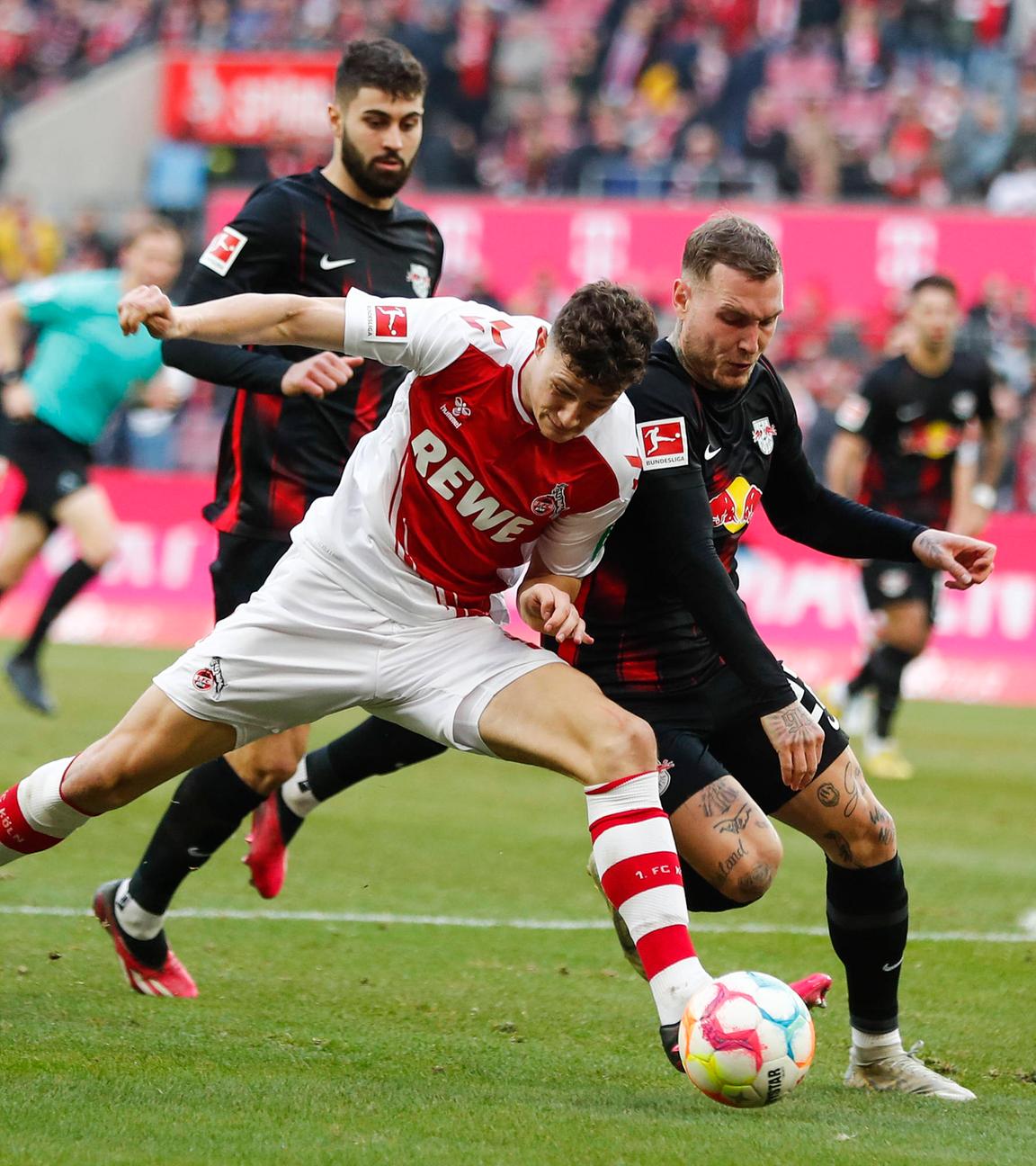 04.02.2023, Köln: David Raum (RB Leipzig) im Zweikampf mit Eric Martel (1. FC Köln) 