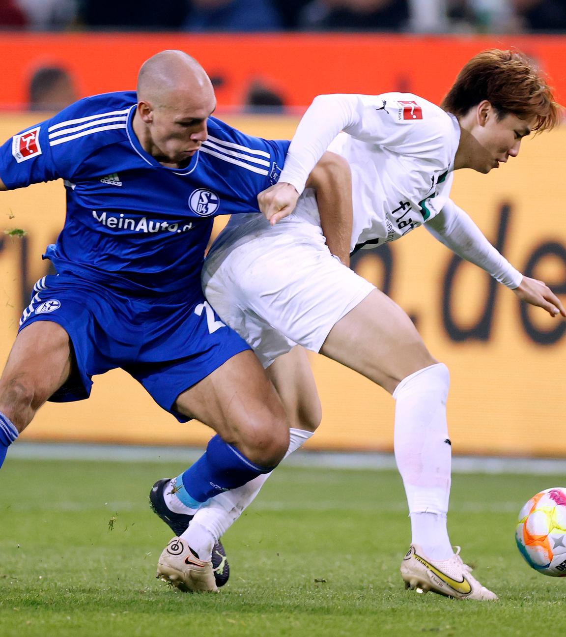 04.02.2023, Mönchengladbach: Kō Itakura (Borussia Mönchengladbach) gegen Michael Frey (Schalke 04)