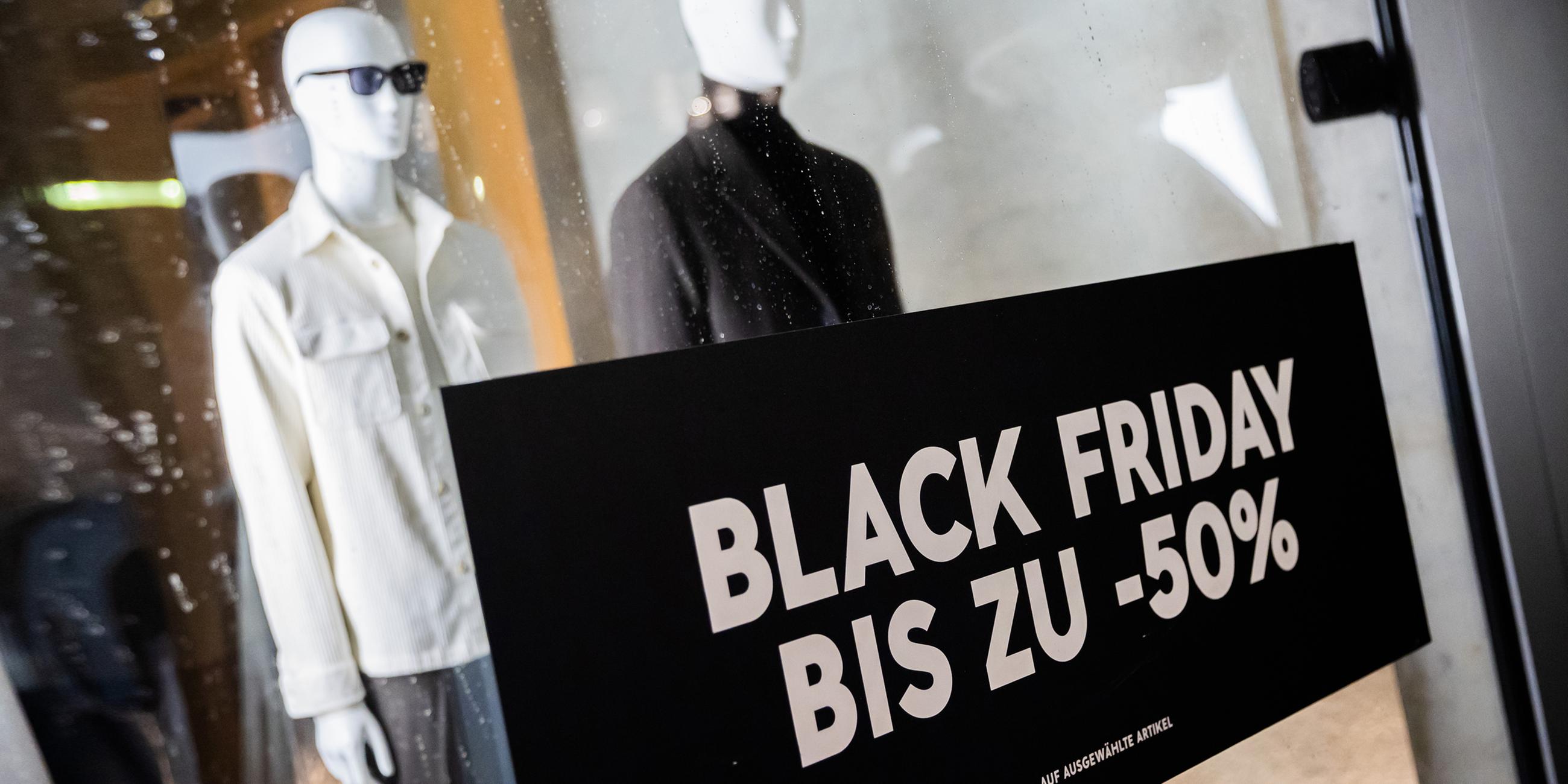 Ein Plakat zu Black Friday ist im Schaufenster eines Bekleidungsgeschäftes am Kurfürstendamm zu sehen. 