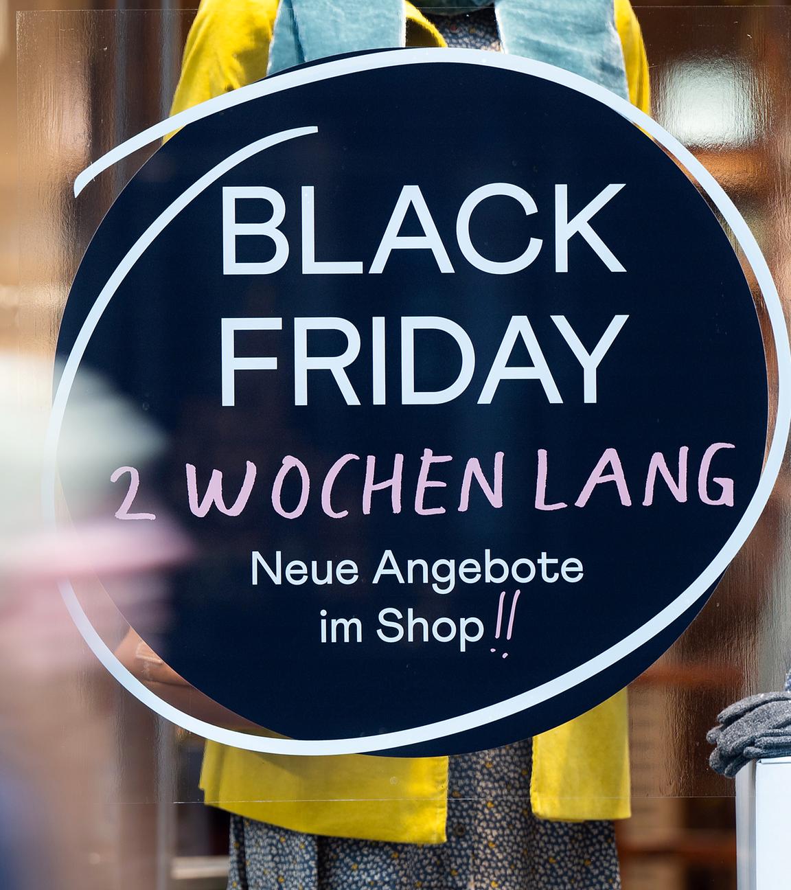 Ein Geschäft das mit Black Friday-Angeboten wirbt, aufgenommen am 17.11.2021