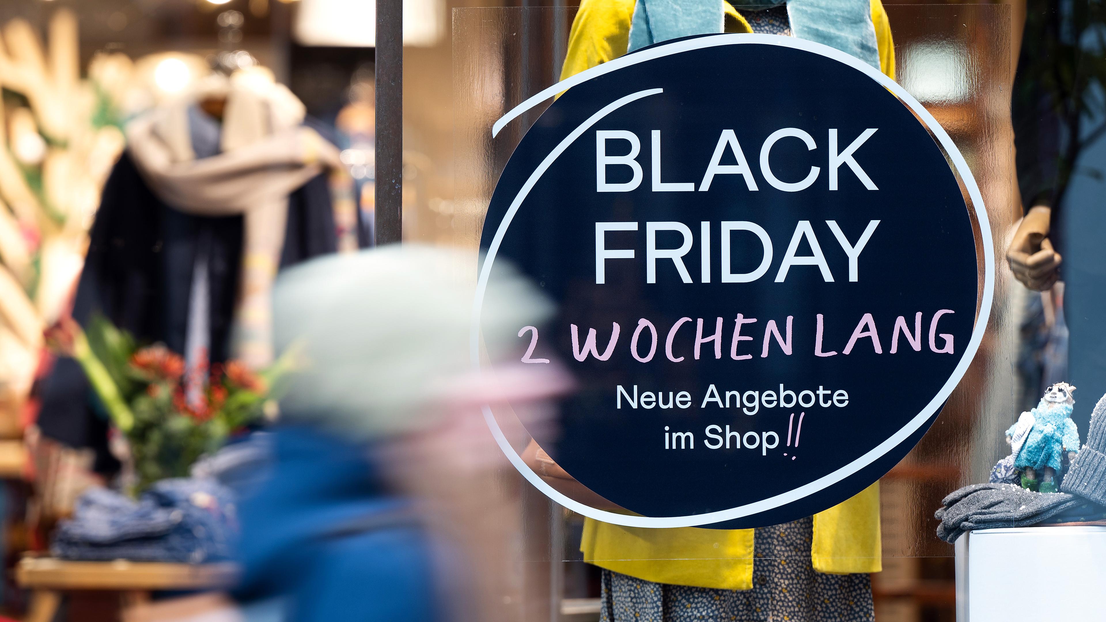 Ein Geschäft das mit Black Friday-Angeboten wirbt, aufgenommen am 17.11.2021