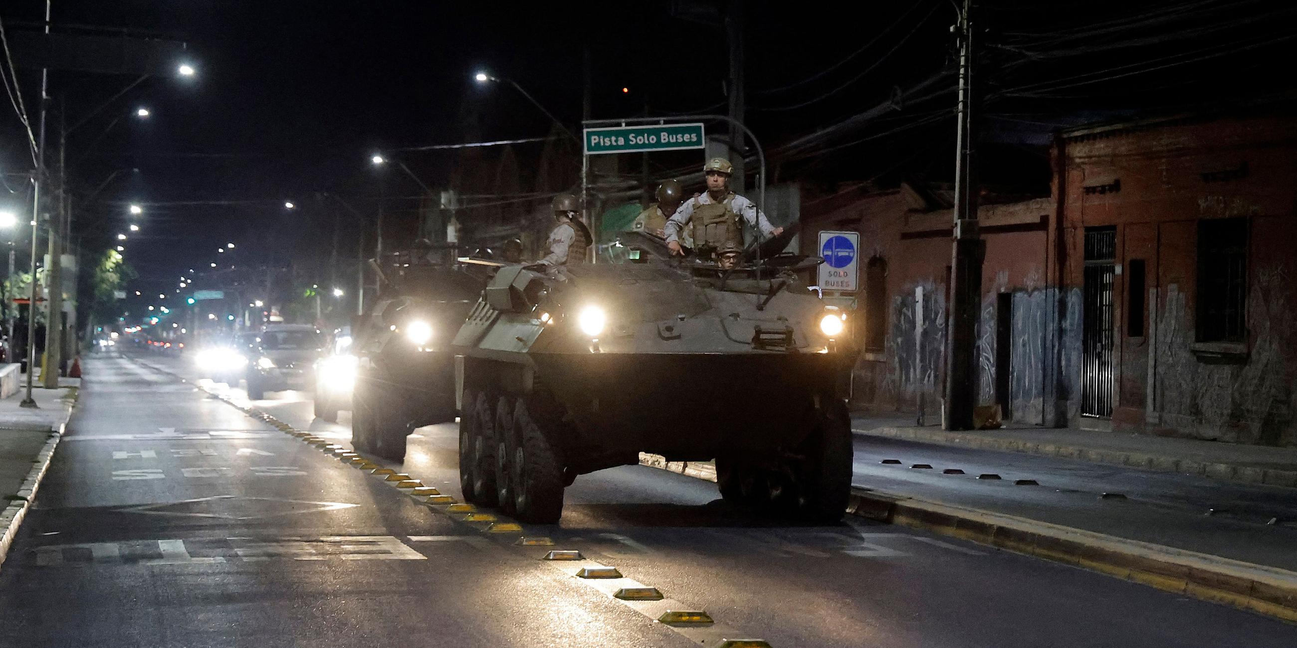 Armeesoldaten auf einem Militärfahrzeug patrouillieren während des Ausnahmezustands nach einem Stromausfall in Santiago am 26.02.2025