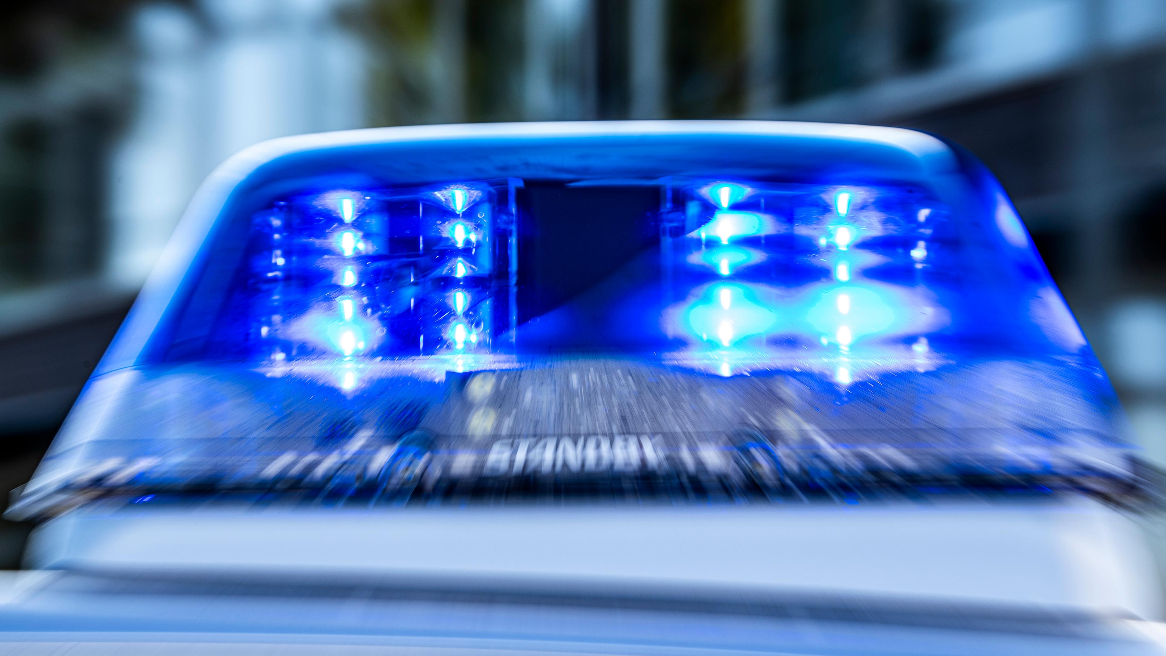 Das Blaulicht an einem Polizeiwagen ist eingeschaltet