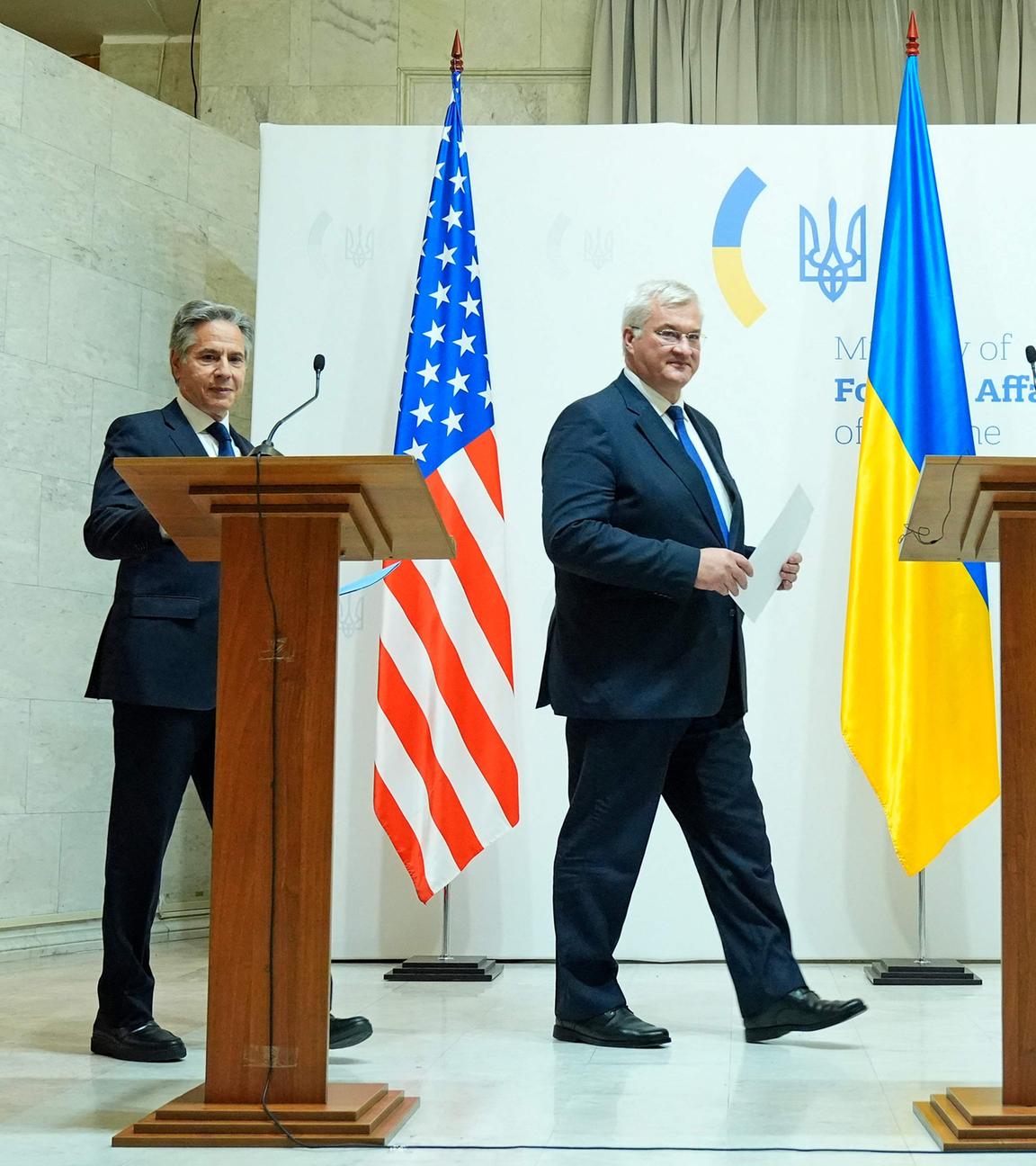 Die Außenminister der USA, Großbritannien und der Ukraine betreten die Pressekonferenz.