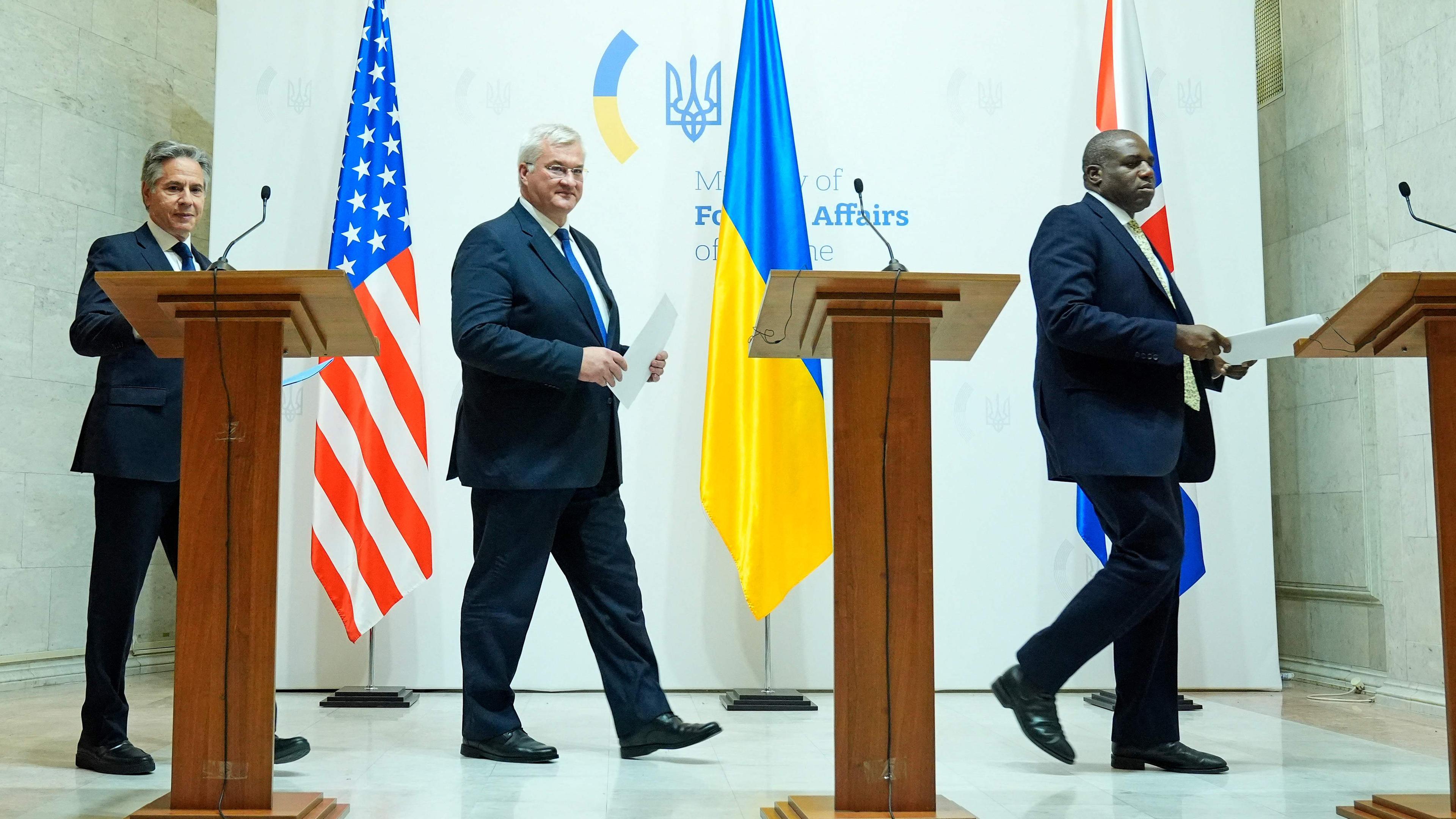 Die Außenminister der USA, Großbritannien und der Ukraine betreten die Pressekonferenz.