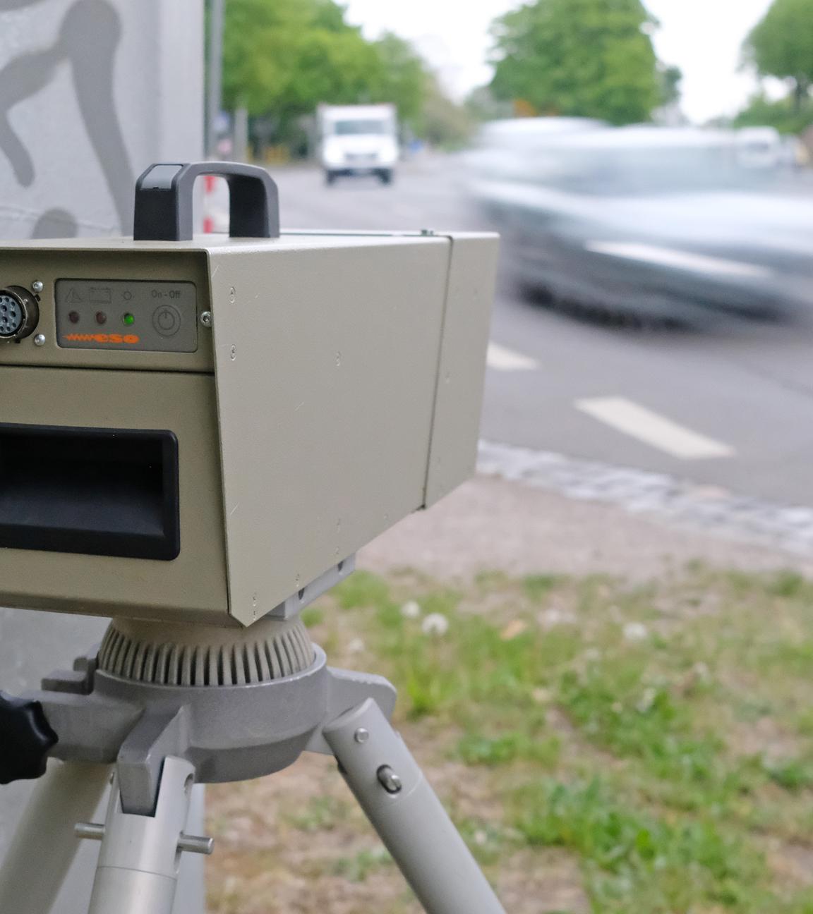 Sachsen, Leipzig: Die Kamera einer Geschwindigkeitsmesseinrichtung während einer Verkehrskontrolle. Archivbild