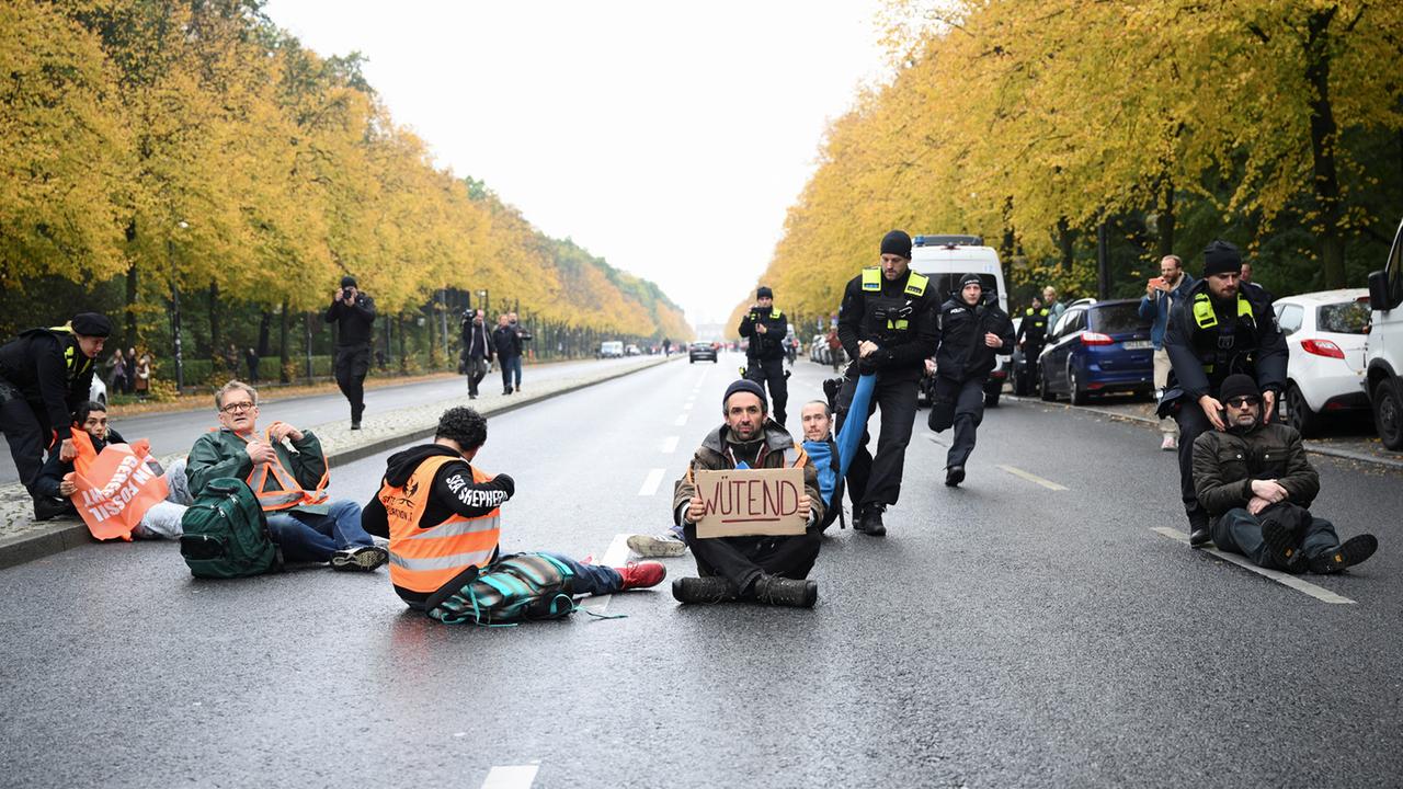 "Letzte Generation" Blockiert Straße Des 17. Juni In Berlin - ZDFheute