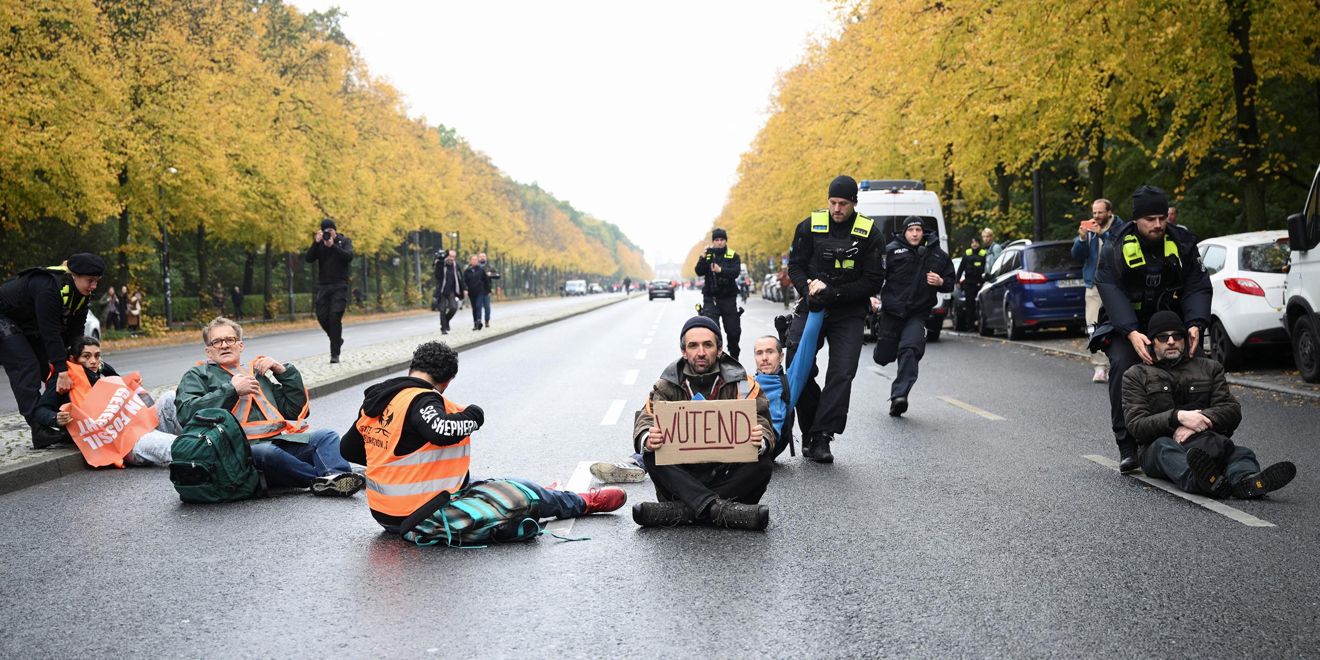 Berlin: Brandenburger Tor Nach Farbattacke Wieder Sauber - ZDFheute