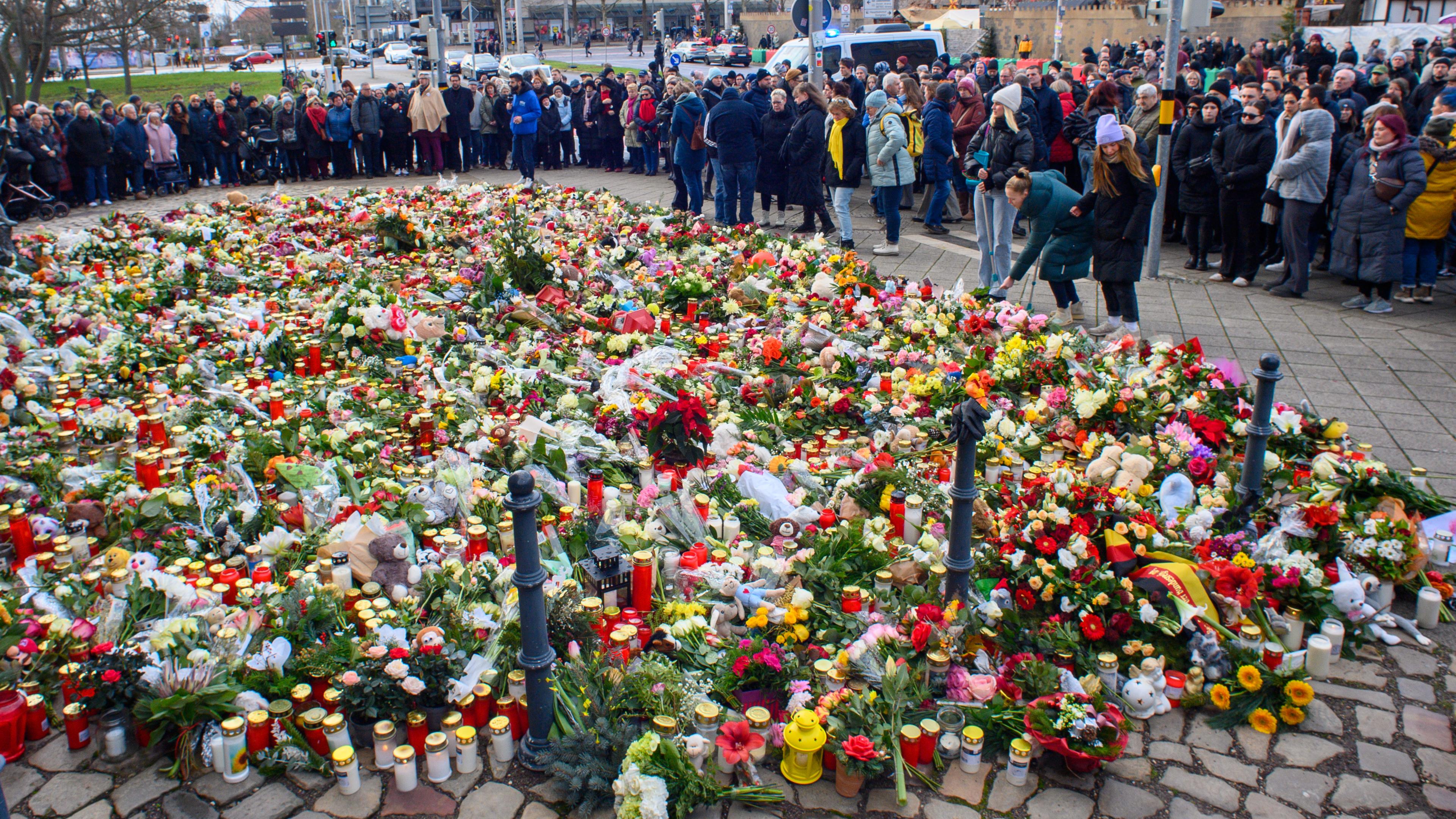 Blumen und Kerzen vor der Johanniskirche in Magdeburg