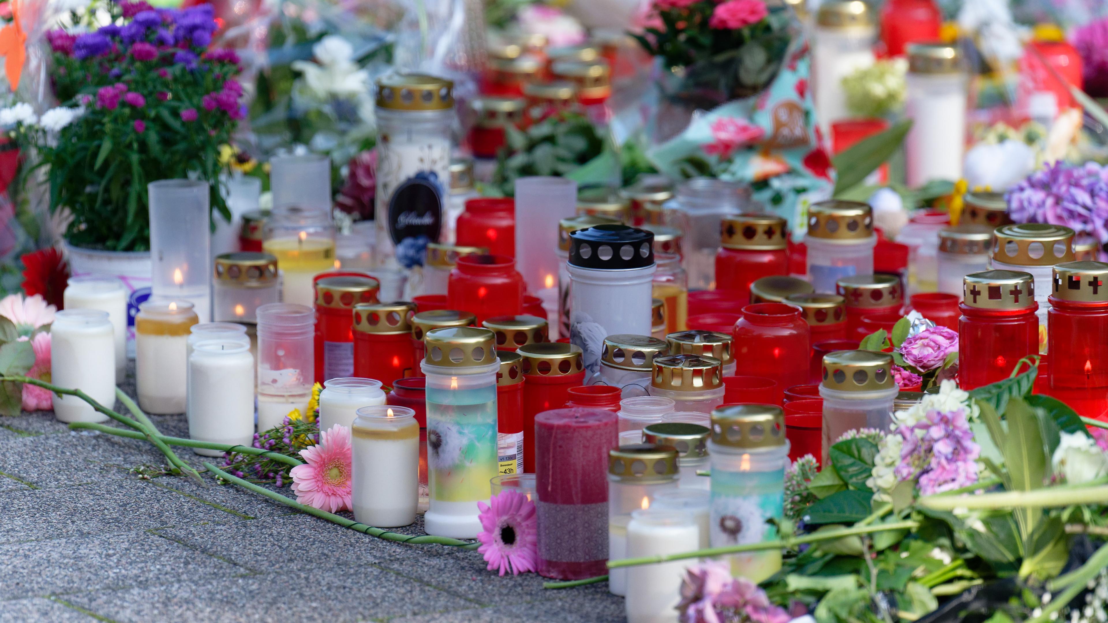 Blumen und Kerzen in Gedenken an die Opfer von Solingen liegen an einer Kirche