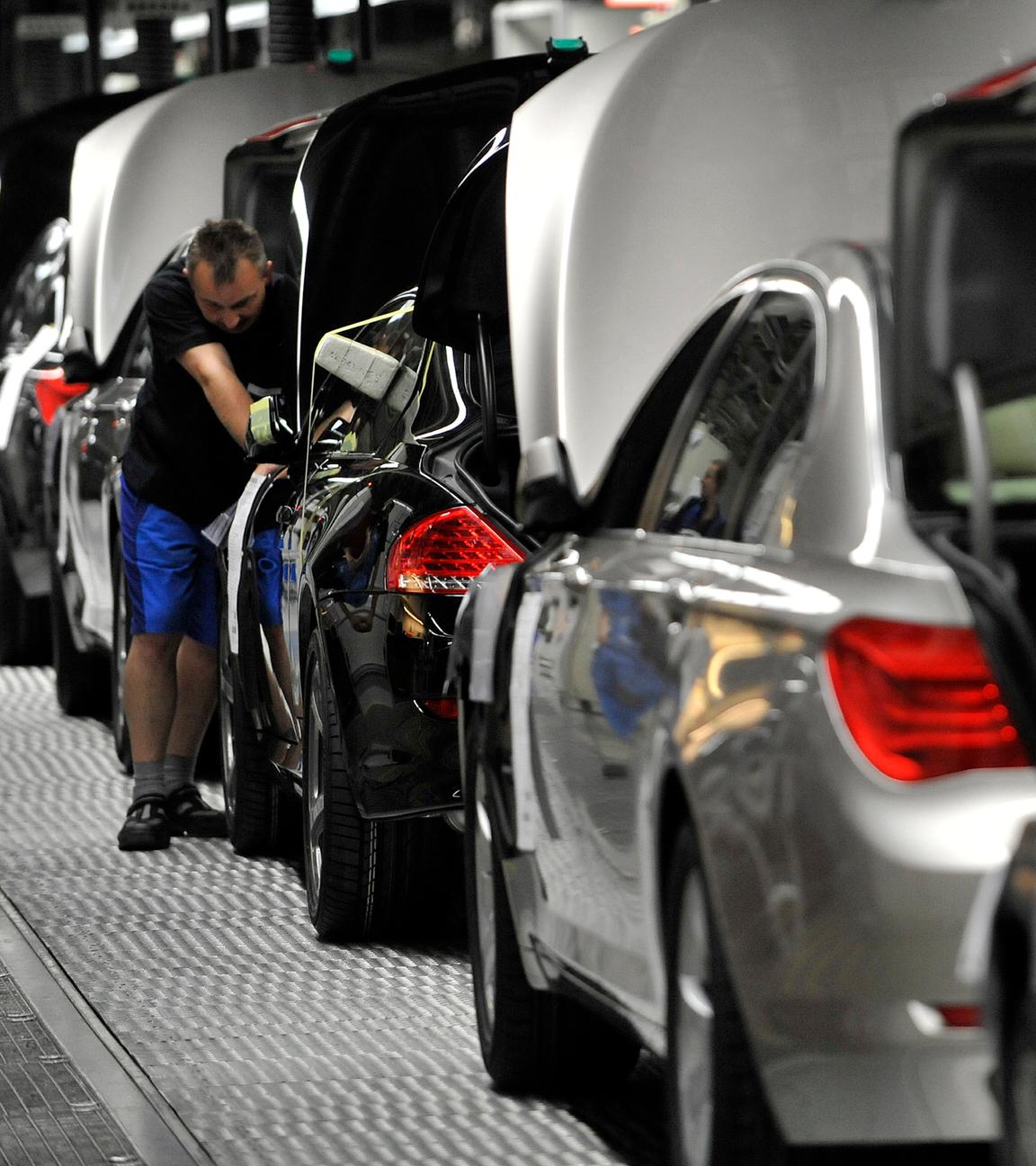 Ein Mitarbeiter arbeitet in Dingolfing im Werk des Automobilherstellers BMW, Archivbild