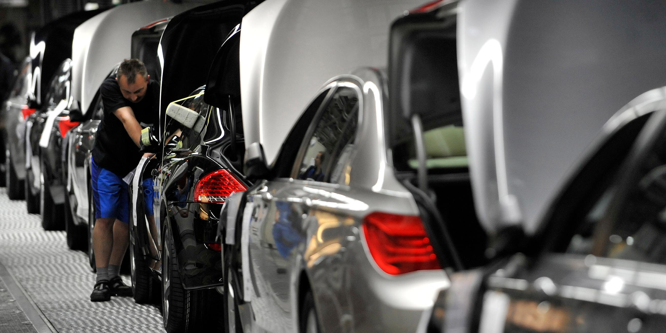 Ein Mitarbeiter arbeitet in Dingolfing im Werk des Automobilherstellers BMW, Archivbild