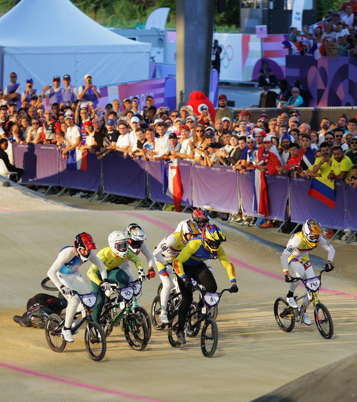 Der Brite Kye Whyte stürzt im finalen Rennen mit dem BMX-Rad bei den olympischen Spielen 2024.
