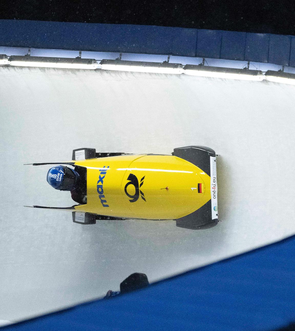 Bob, Weltcup, Monobob, Damen, 1. Lauf im SachsenEnergie-Eiskanal Altenberg. Lisa Buckwitz aus Deutschland auf der Bahn