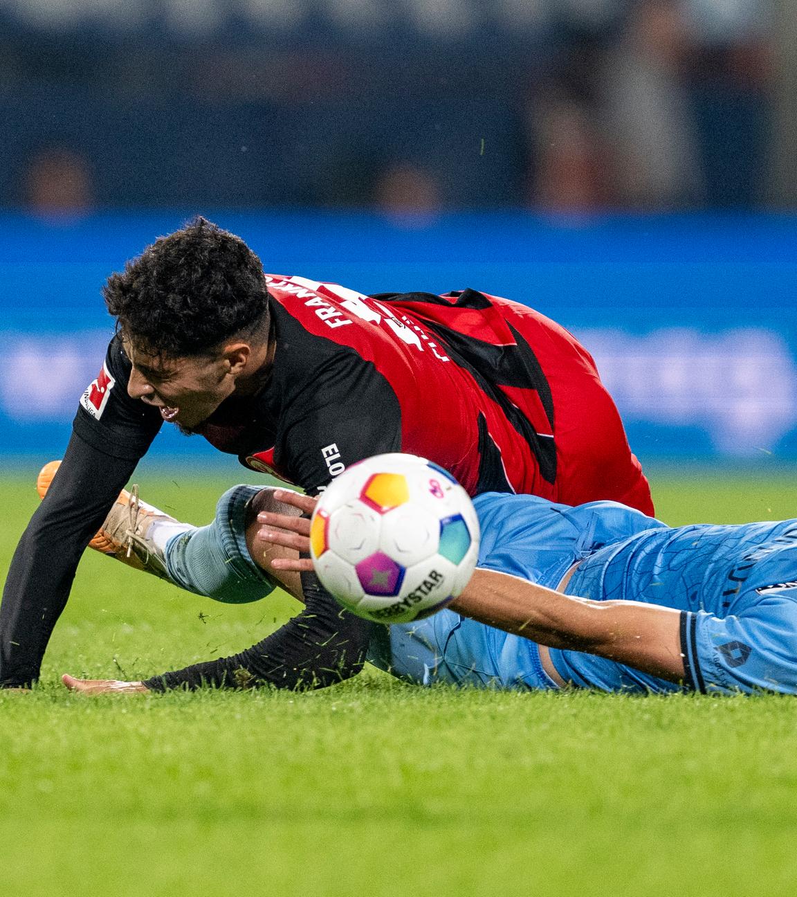 Frankfurts Fares Chaibi und Bochums Erhan Masovic kämpfen um den Ball im Vonovia Ruhrstadion am 16.09.2023.