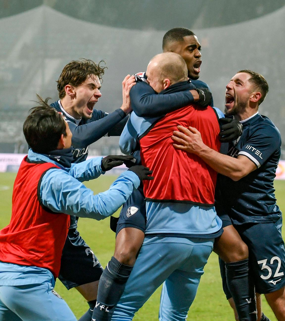 Bochums Myron Boadu jubelt nach dem Tor zum 3:3 mit der Mannschaf