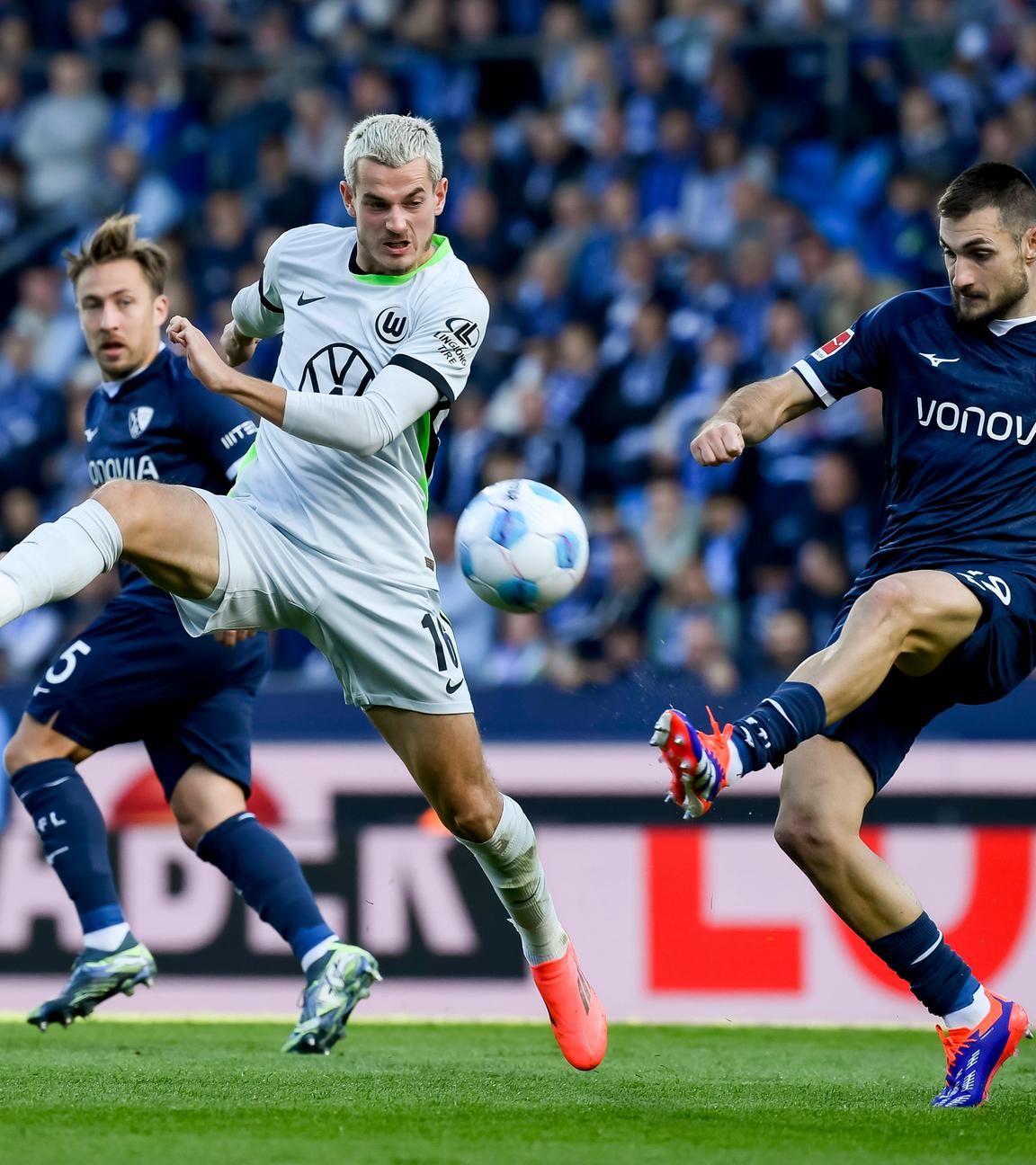 Jakub Kaminski (Wolfsburg) und Matus Bero (Bochum) im Kampf um den Ball.