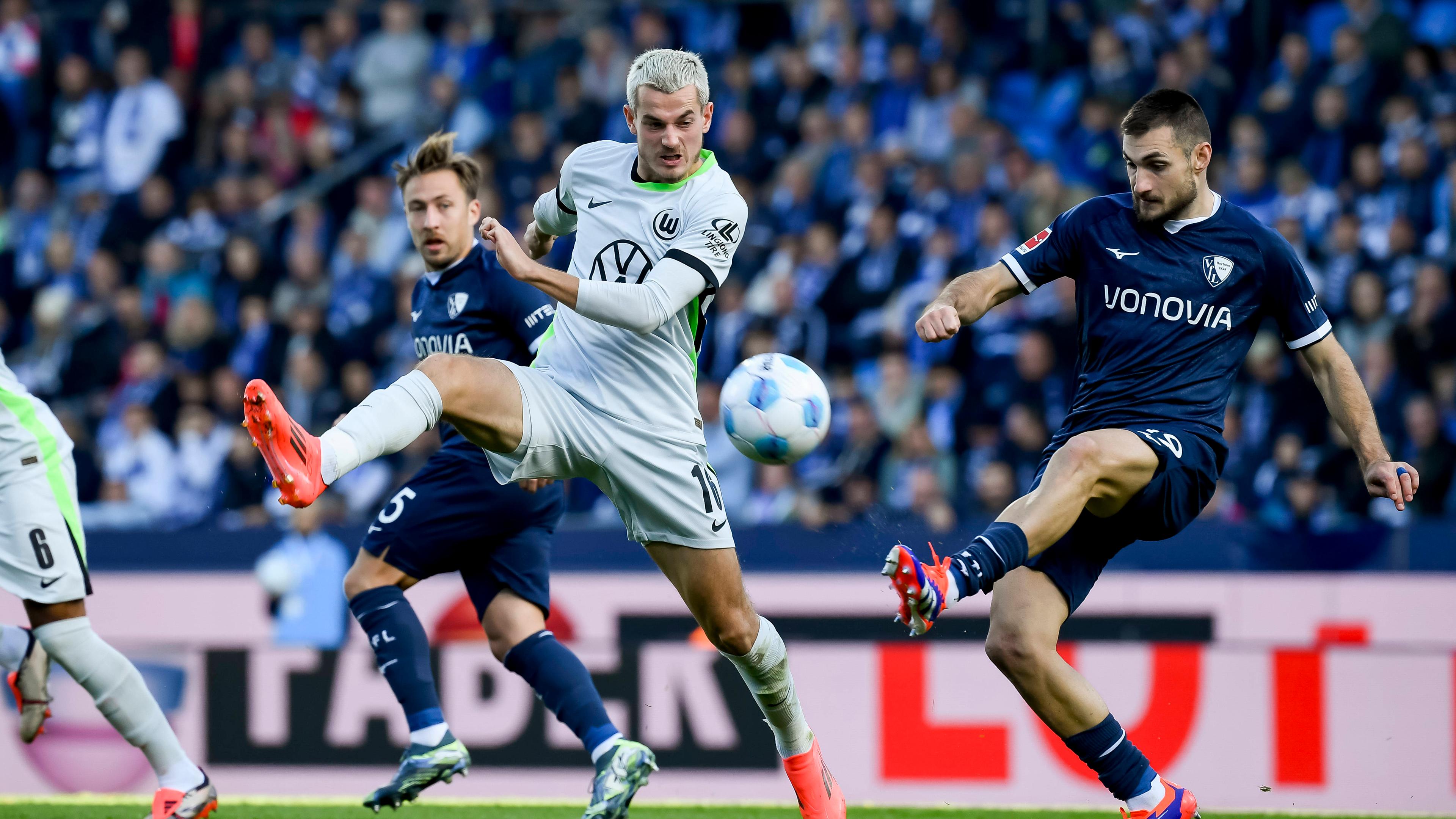 Jakub Kaminski (Wolfsburg) und Matus Bero (Bochum) im Kampf um den Ball.