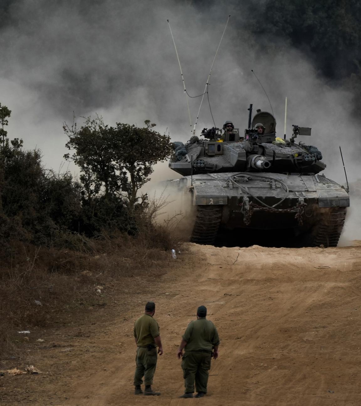 01.10.2024, Israel, Nordisrael: Panzer der israelischen Armee manövrieren in einem Bereitstellungsraum im Norden Israels nahe der israelisch-libanesischen Grenze.