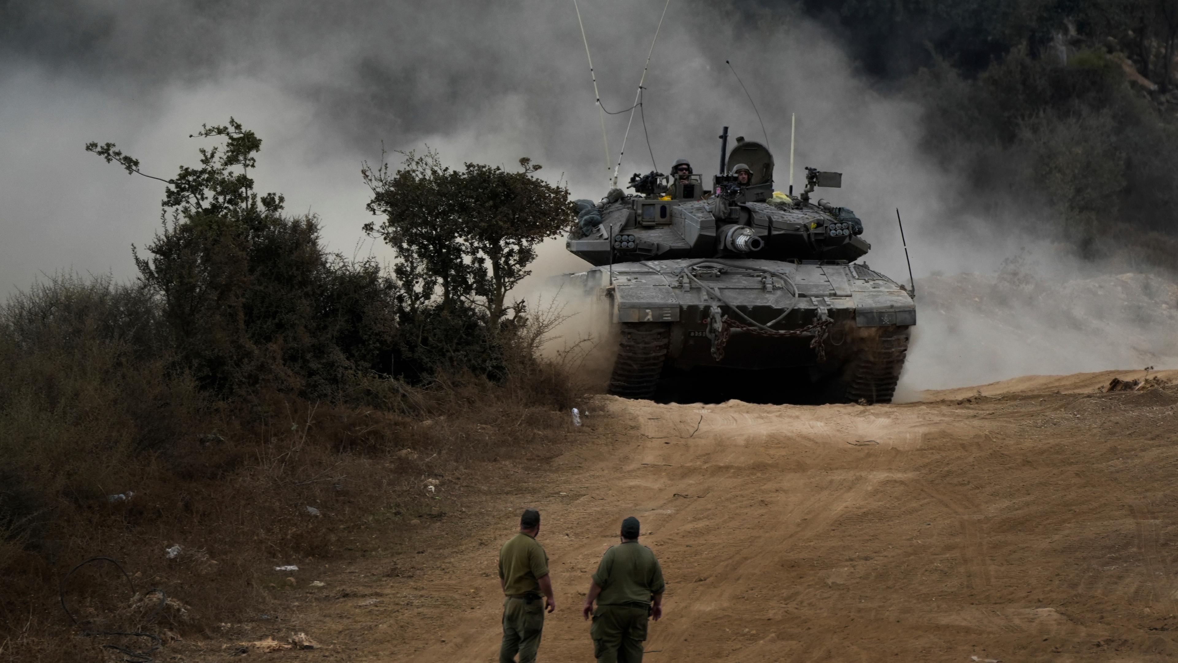 01.10.2024, Israel, Nordisrael: Panzer der israelischen Armee manövrieren in einem Bereitstellungsraum im Norden Israels nahe der israelisch-libanesischen Grenze.